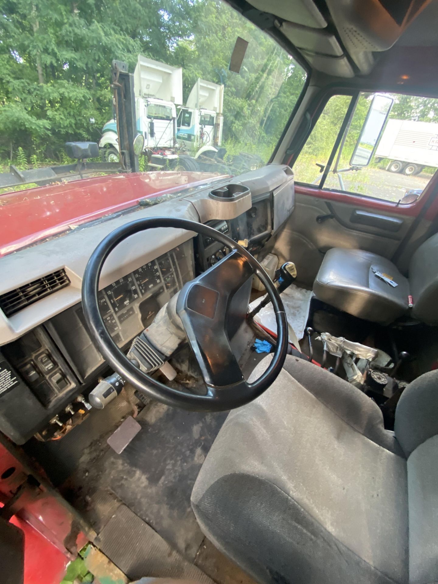 1997 International Dump Truck Model 4900 DT466E, 6 Wheel, Eaton Fuller , **NO TITLE** 4 x 2 - Image 8 of 11