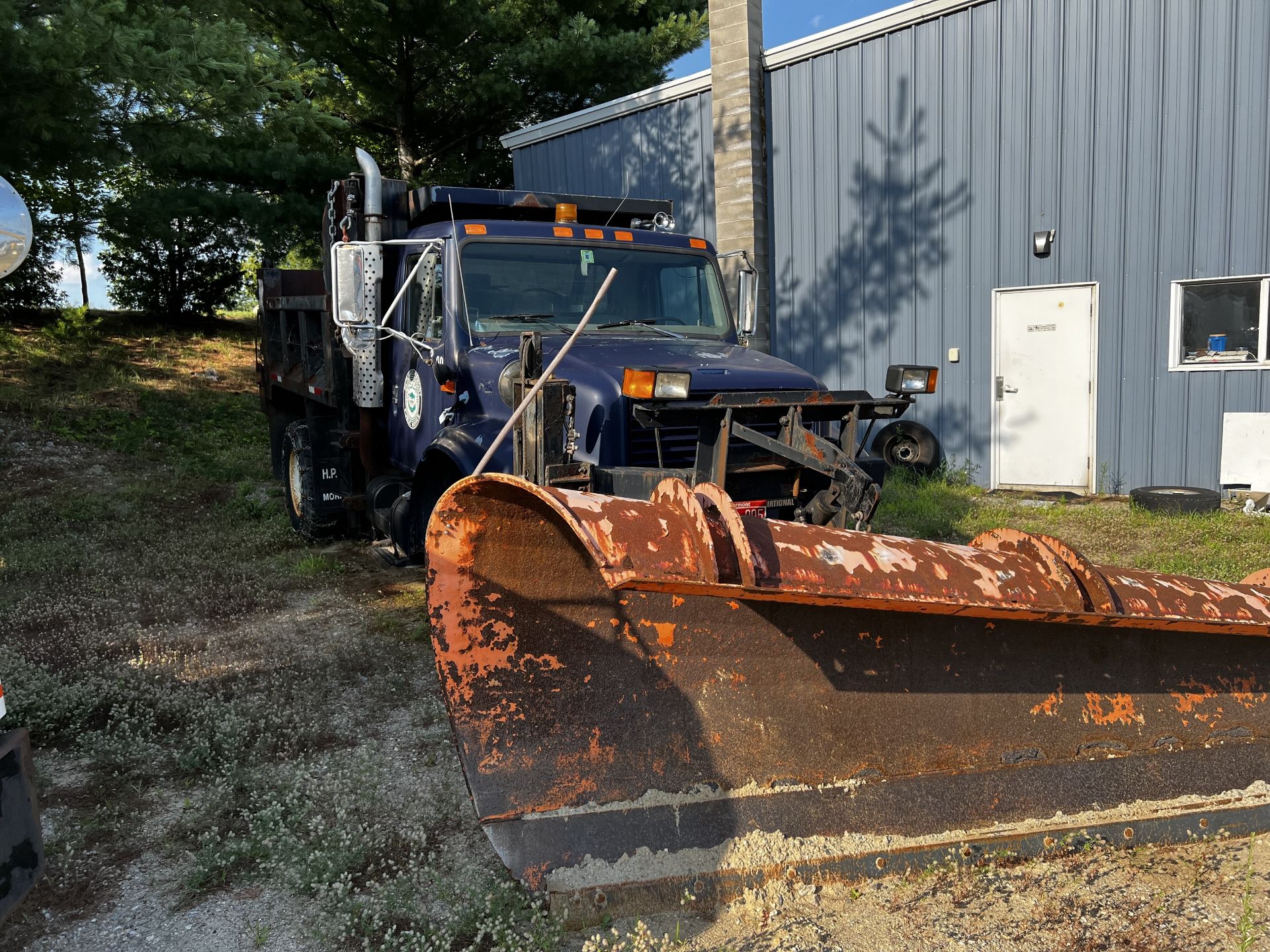 1997 International 4900, DT 466e, 6 Wheel, Auto, Plow/Dump Truck, 8' Bed, 12' Plow, **NO TITLE** - Image 4 of 9