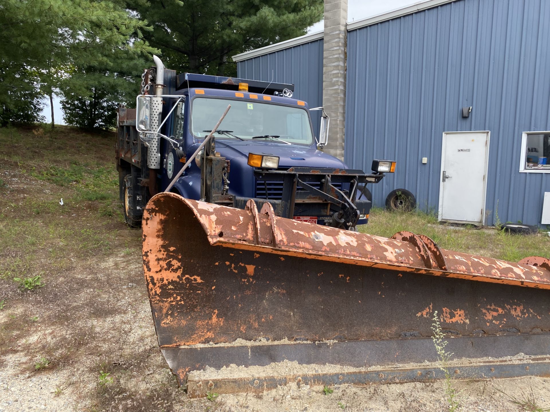 1997 International 4900, DT 466e, 6 Wheel, Auto, Plow/Dump Truck, 8' Bed, 12' Plow, **NO TITLE** - Image 9 of 9