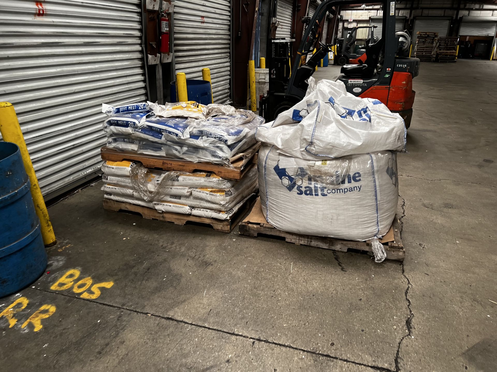 {LOT} In Shipping Dock Area and in 1 Trailer c/o: 13 Pallet Jacks, 3 pallets of Halite/Salt, - Image 4 of 6