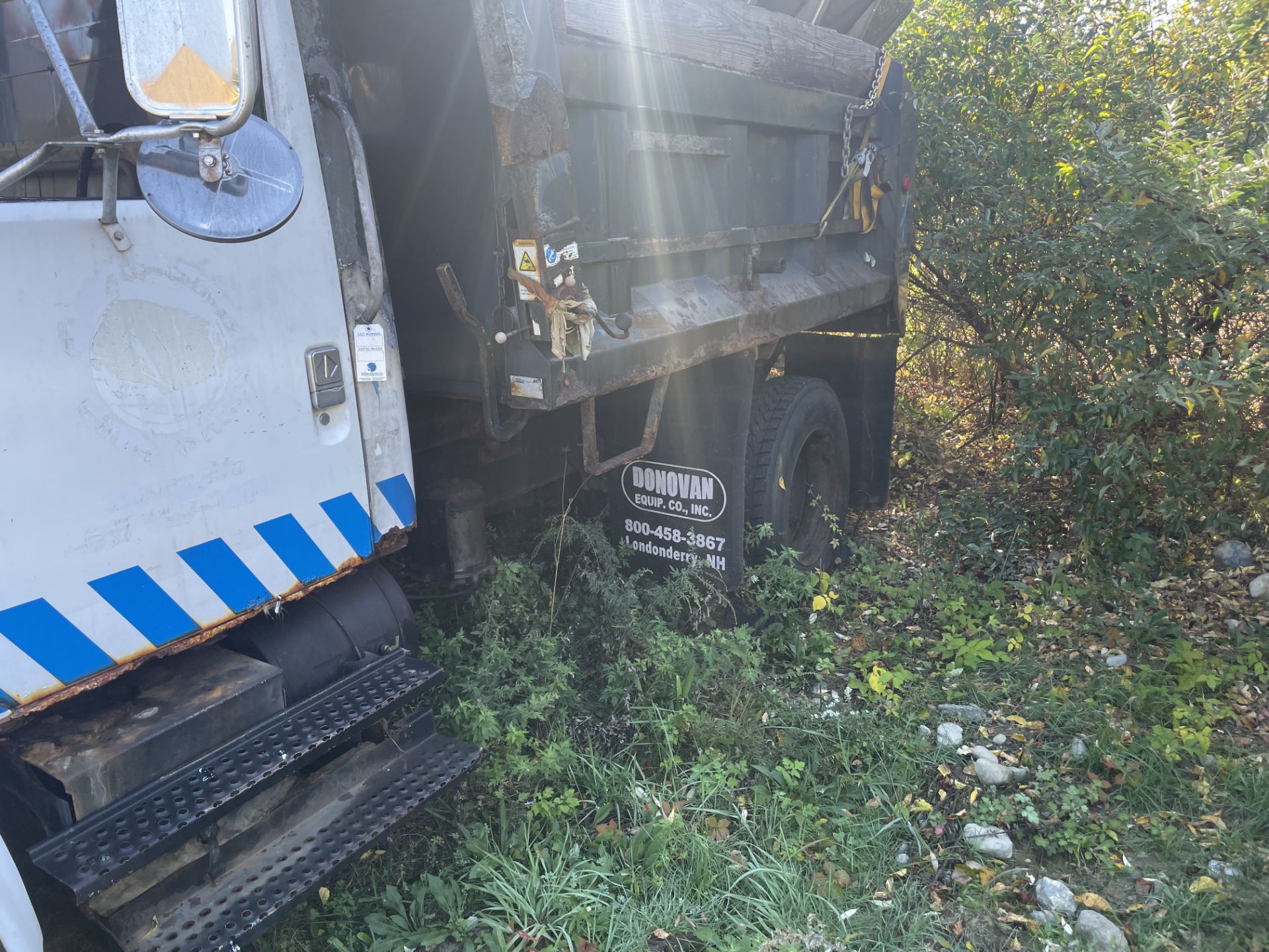 International 4700 Dump Body w/ Warren Sander, 6 wheel, 10' Dump, Parts Truck, Fire Damage w/ Plow - Image 5 of 6