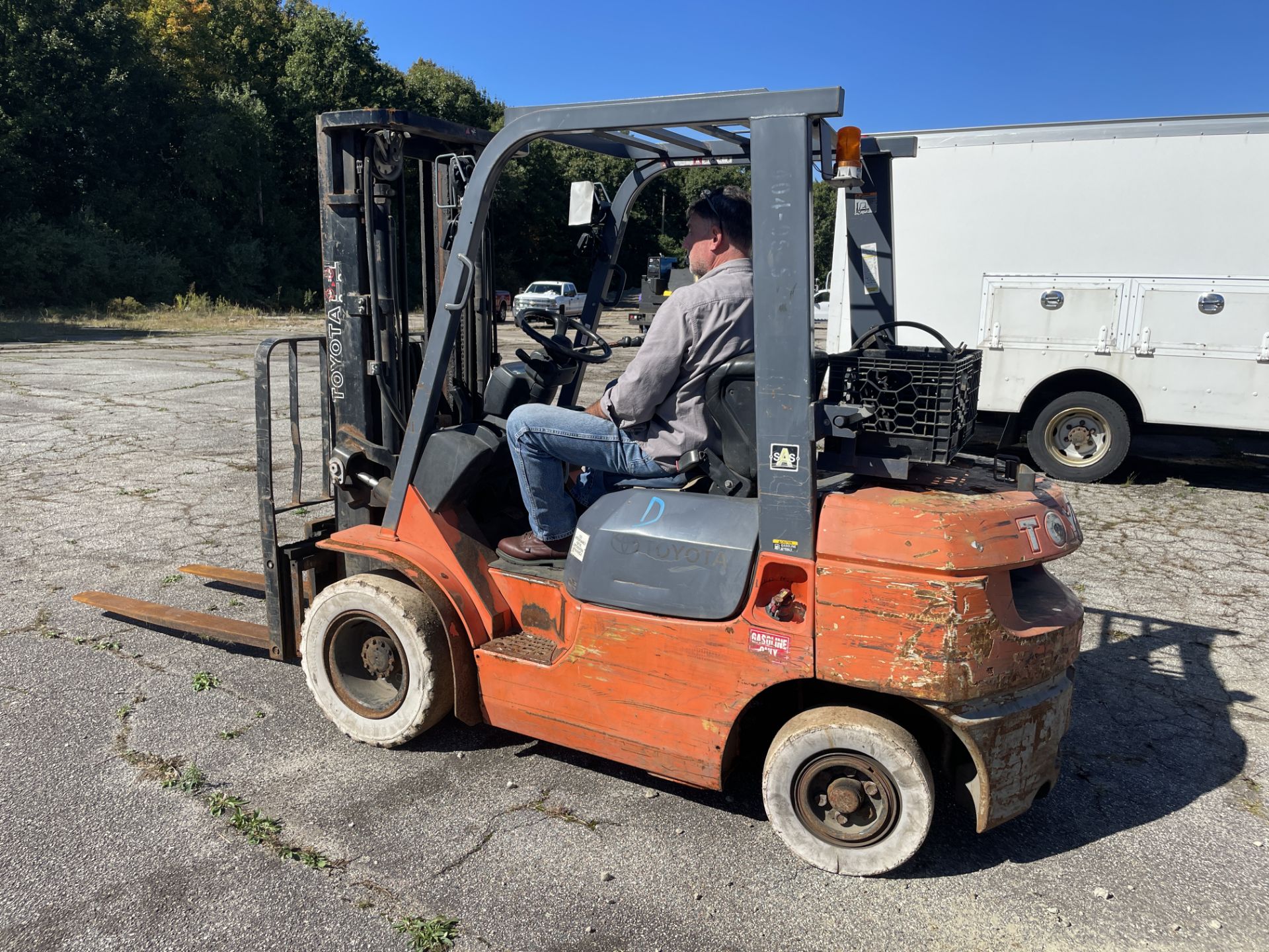 Toyota #7FGU25 Gasoline Forklift, 189" Lift Cap, 80" Triple Mast, Sideshift, Solid Tires, 5' Forks s - Image 3 of 7