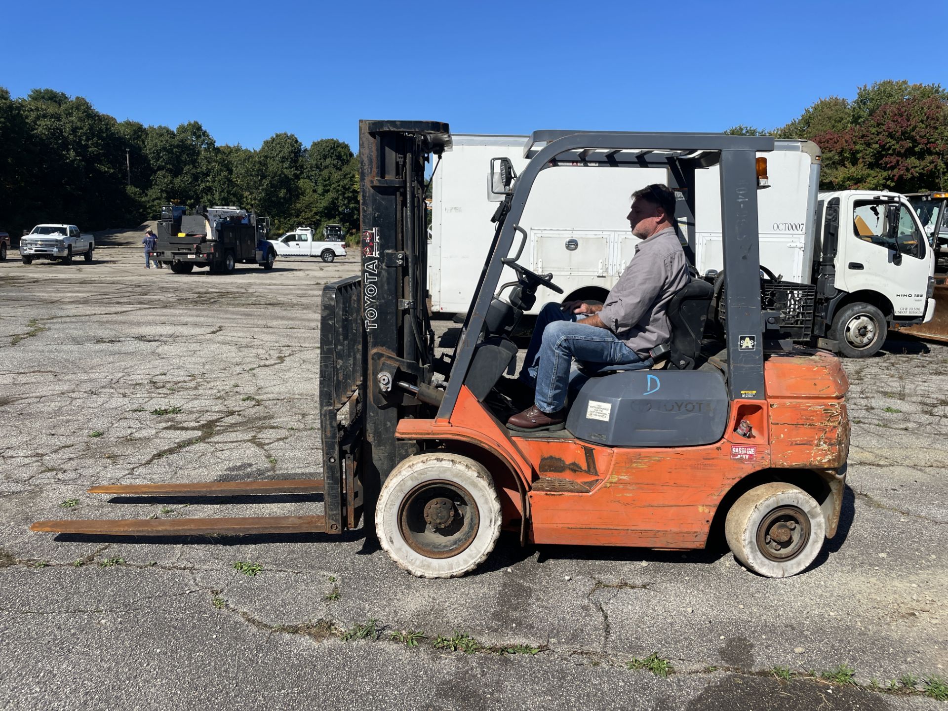 Toyota #7FGU25 Gasoline Forklift, 189" Lift Cap, 80" Triple Mast, Sideshift, Solid Tires, 5' Forks s - Image 4 of 7