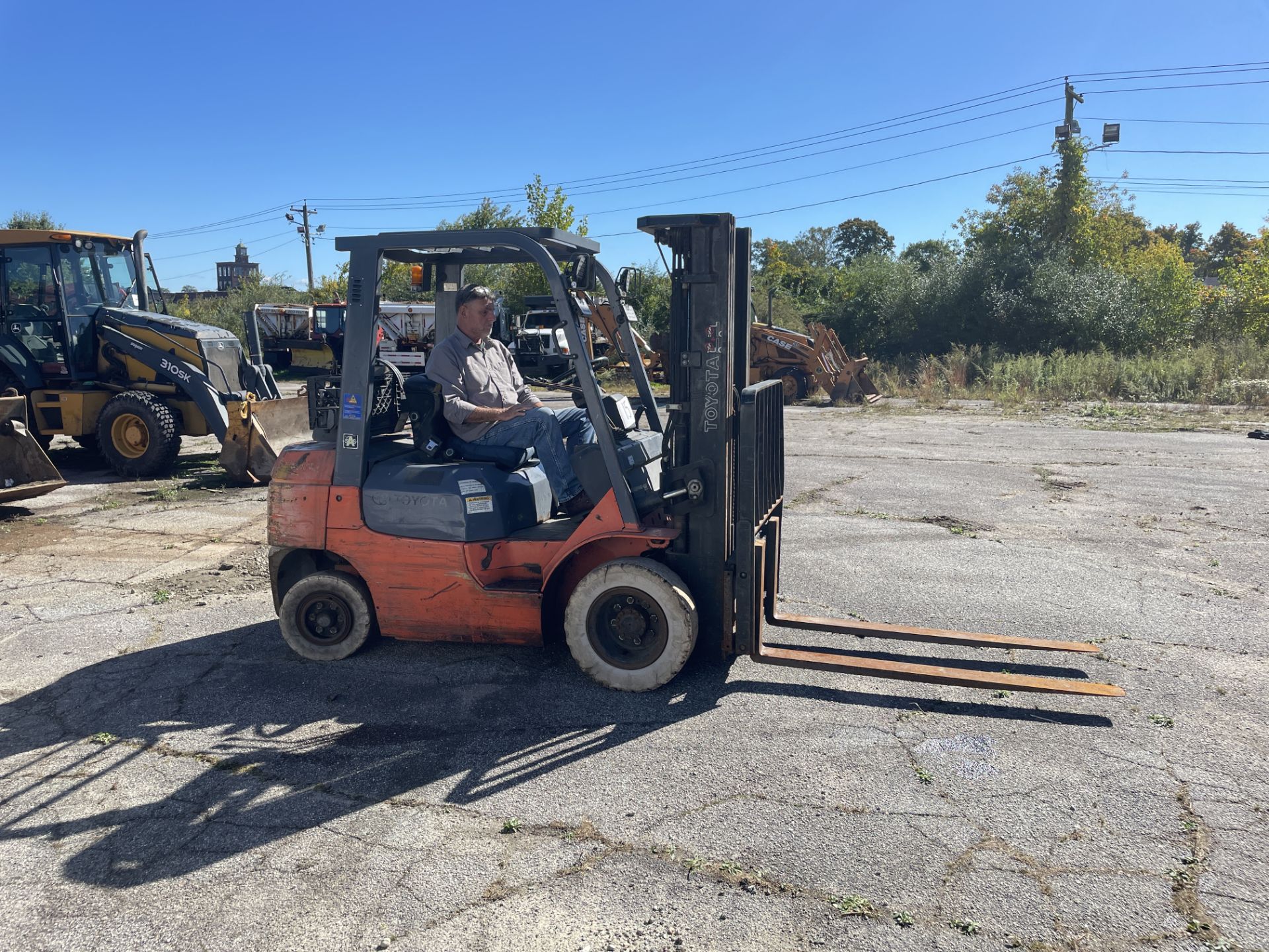 Toyota #7FGU25 Gasoline Forklift, 189" Lift Cap, 80" Triple Mast, Sideshift, Solid Tires, 5' Forks s