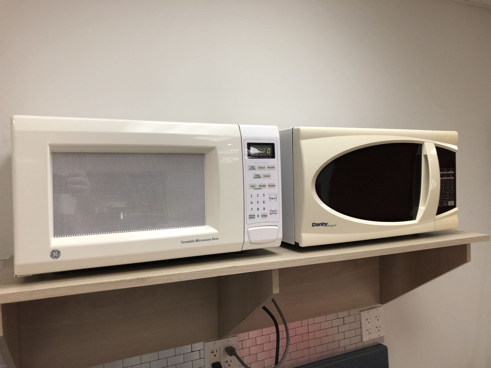 Lot of (5) Microwaves - Image 2 of 2