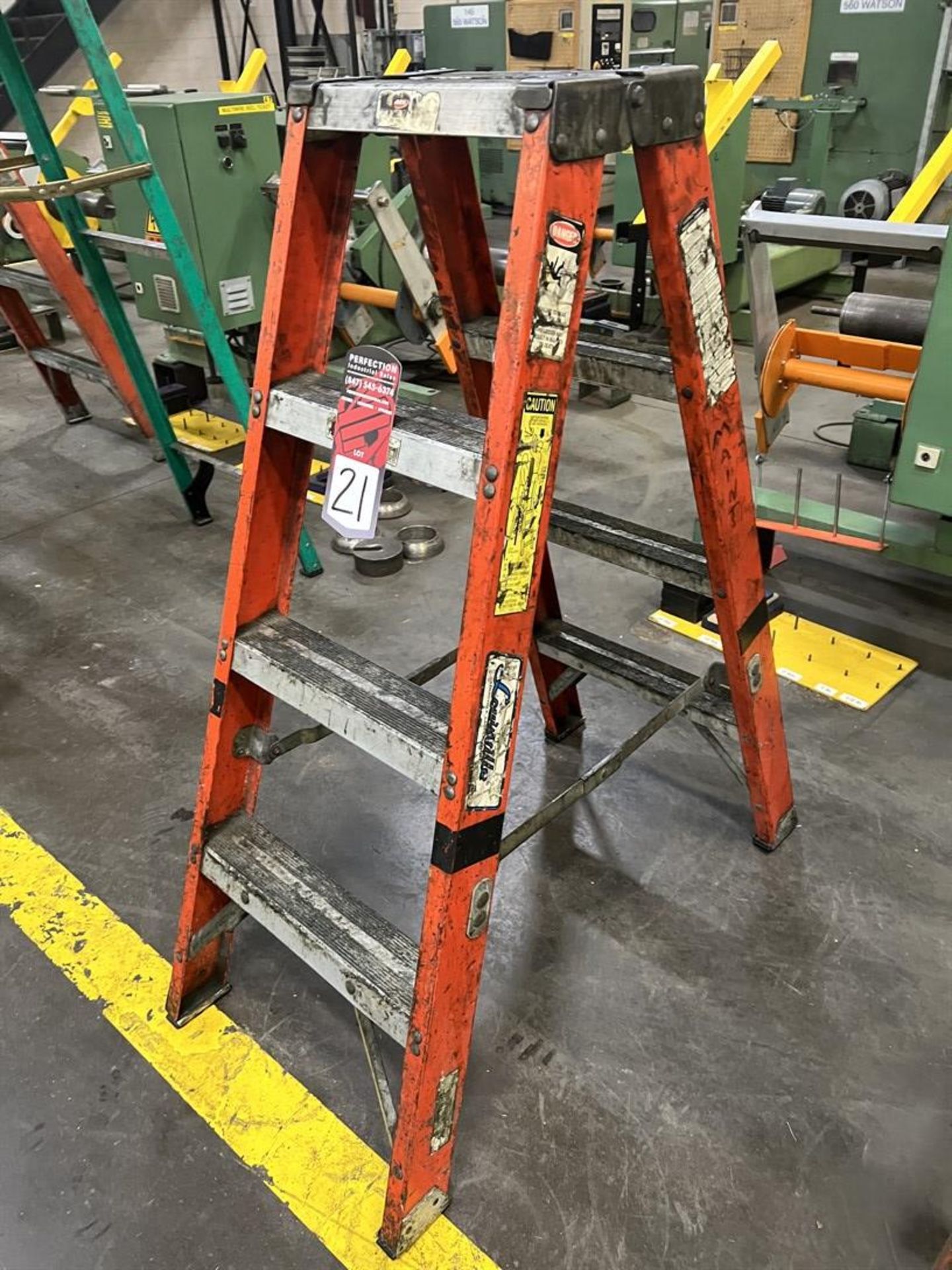 LOUISVILLE 4' Fiberglass Step Ladder