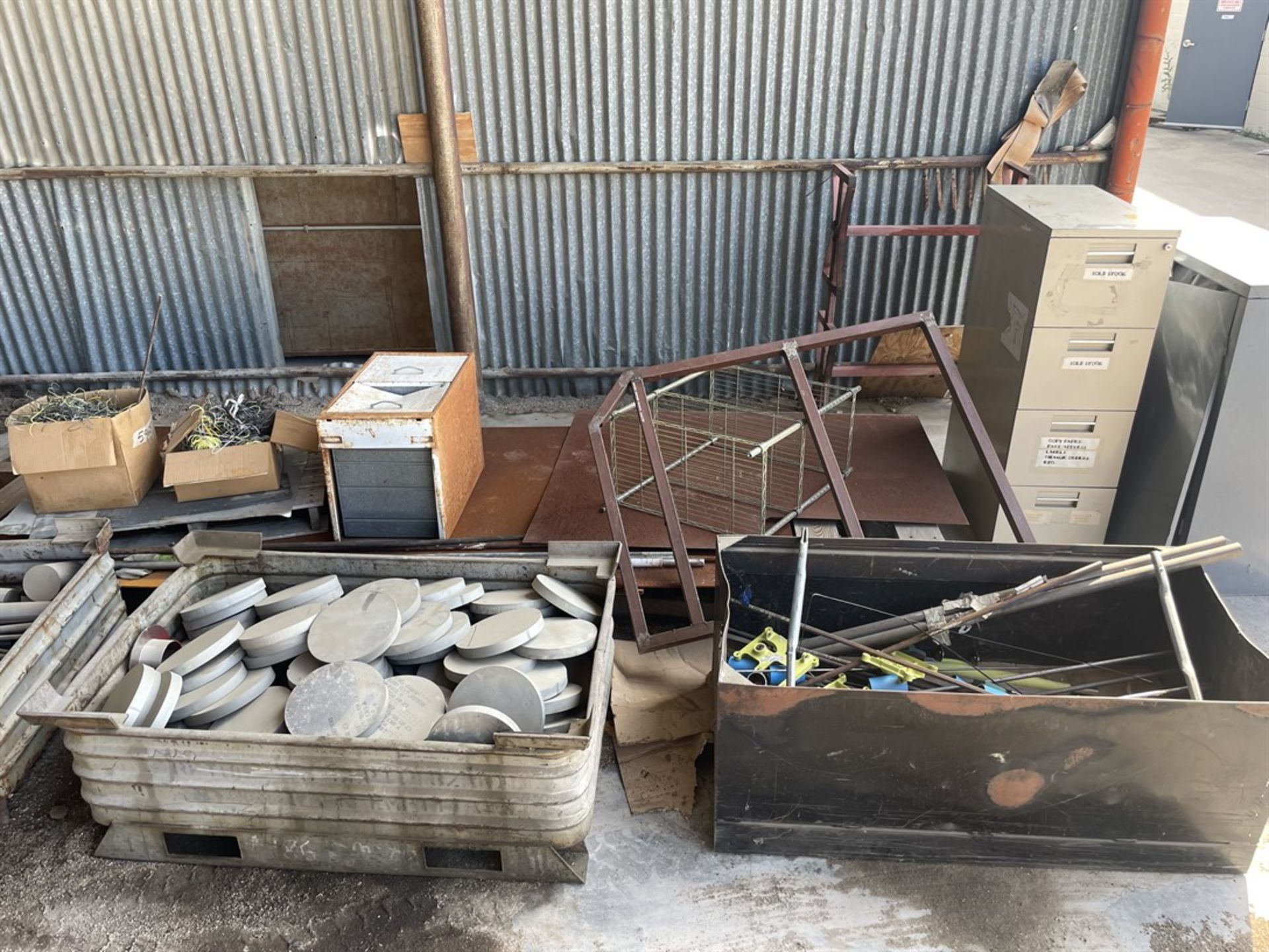 Large Lot of Assorted Scrap Metal Including Steel and Aluminum - Image 2 of 5