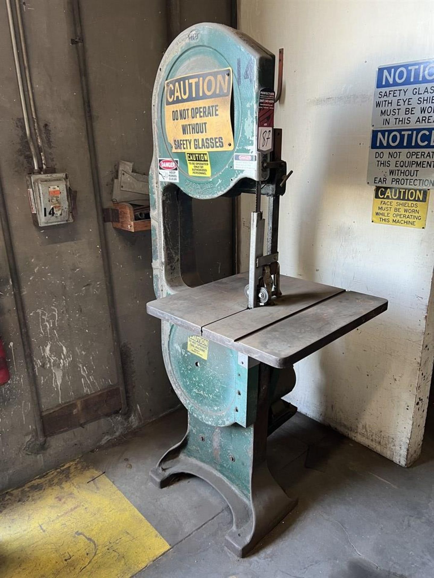 DAVIS & WELLS Vertical Bandsaw, 19.5” Throat, 26” x 26” Table