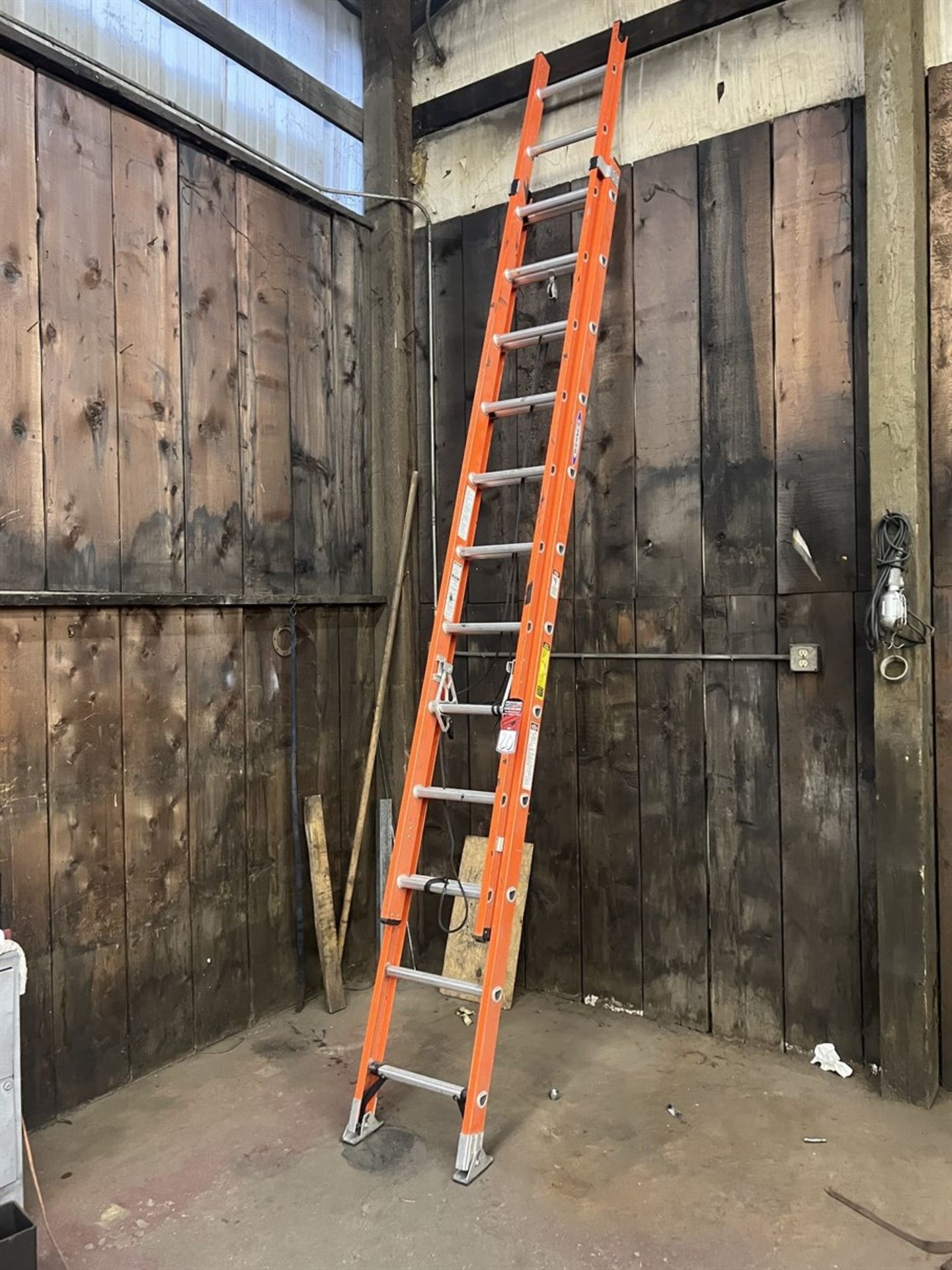 WERNER D624-2 24' Fiberglass Extension Ladder, (Fab Shop)