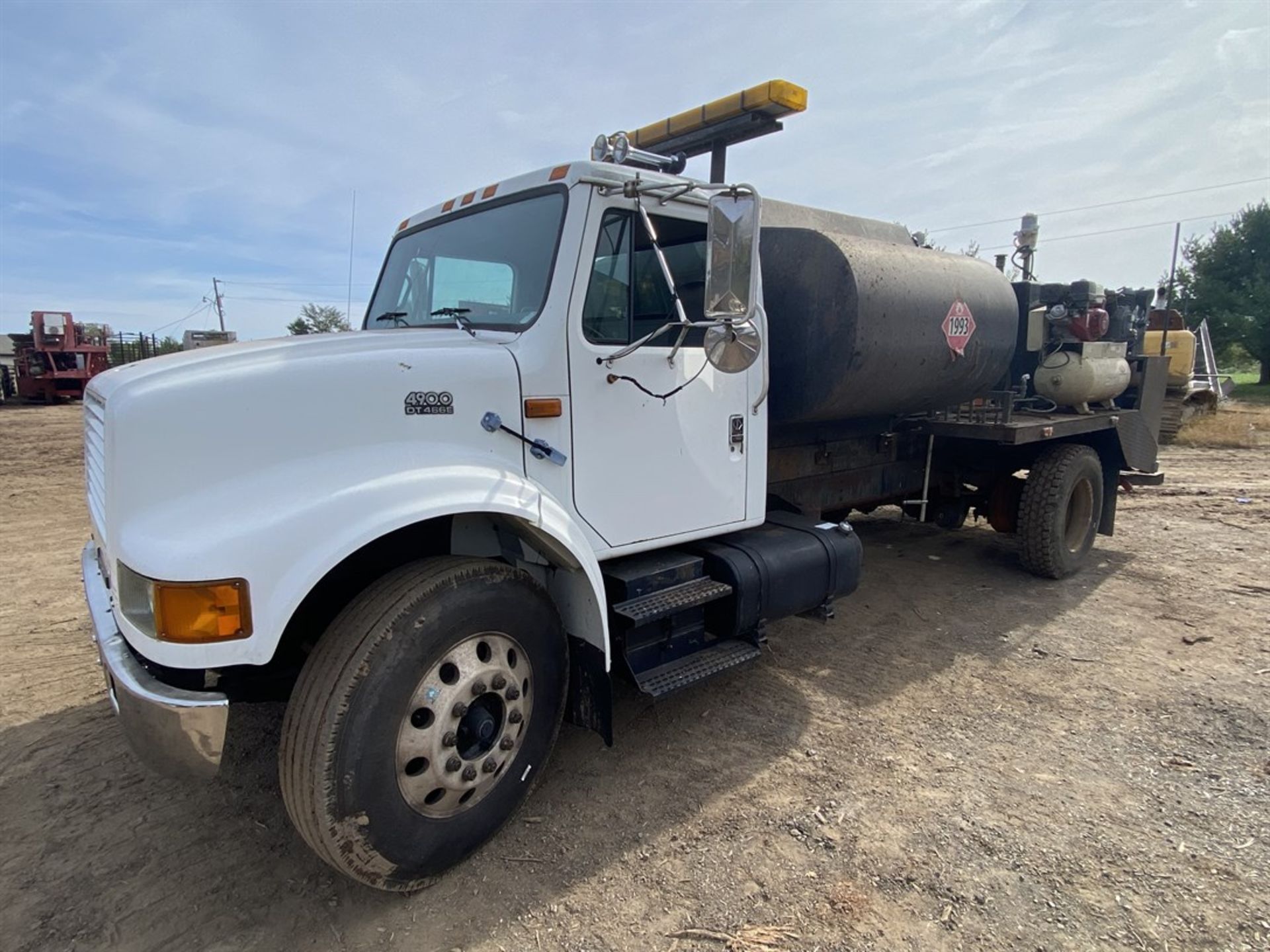 INTERNATIONAL 4900 Fuel/Lube Truck, VIN 1HTSDAAN6WH603853