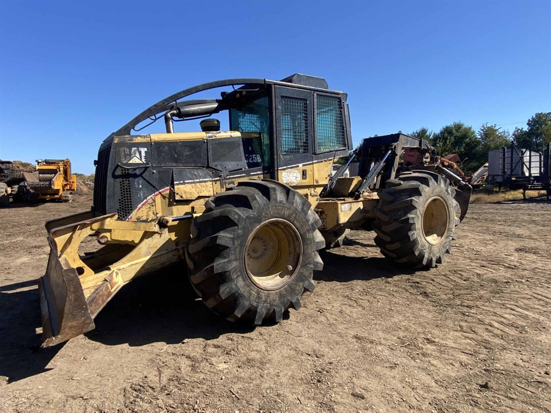 2001 CATERPILLAR 525B Grapple Skidder, s/n K3KZ00509, 16273 Hours, w/ Bolt-On Guarding - Image 2 of 11