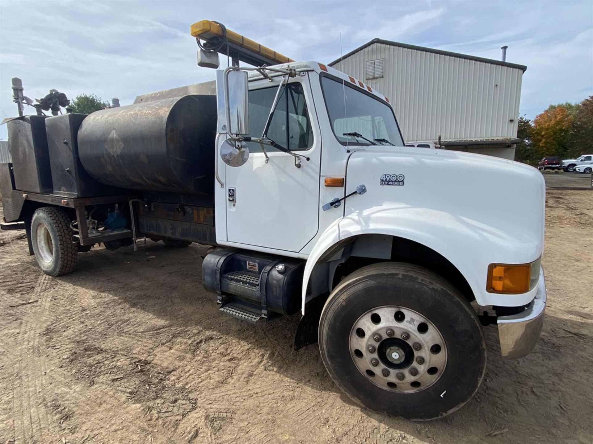 INTERNATIONAL 4900 Fuel/Lube Truck, VIN 1HTSDAAN6WH603853 - Image 4 of 12