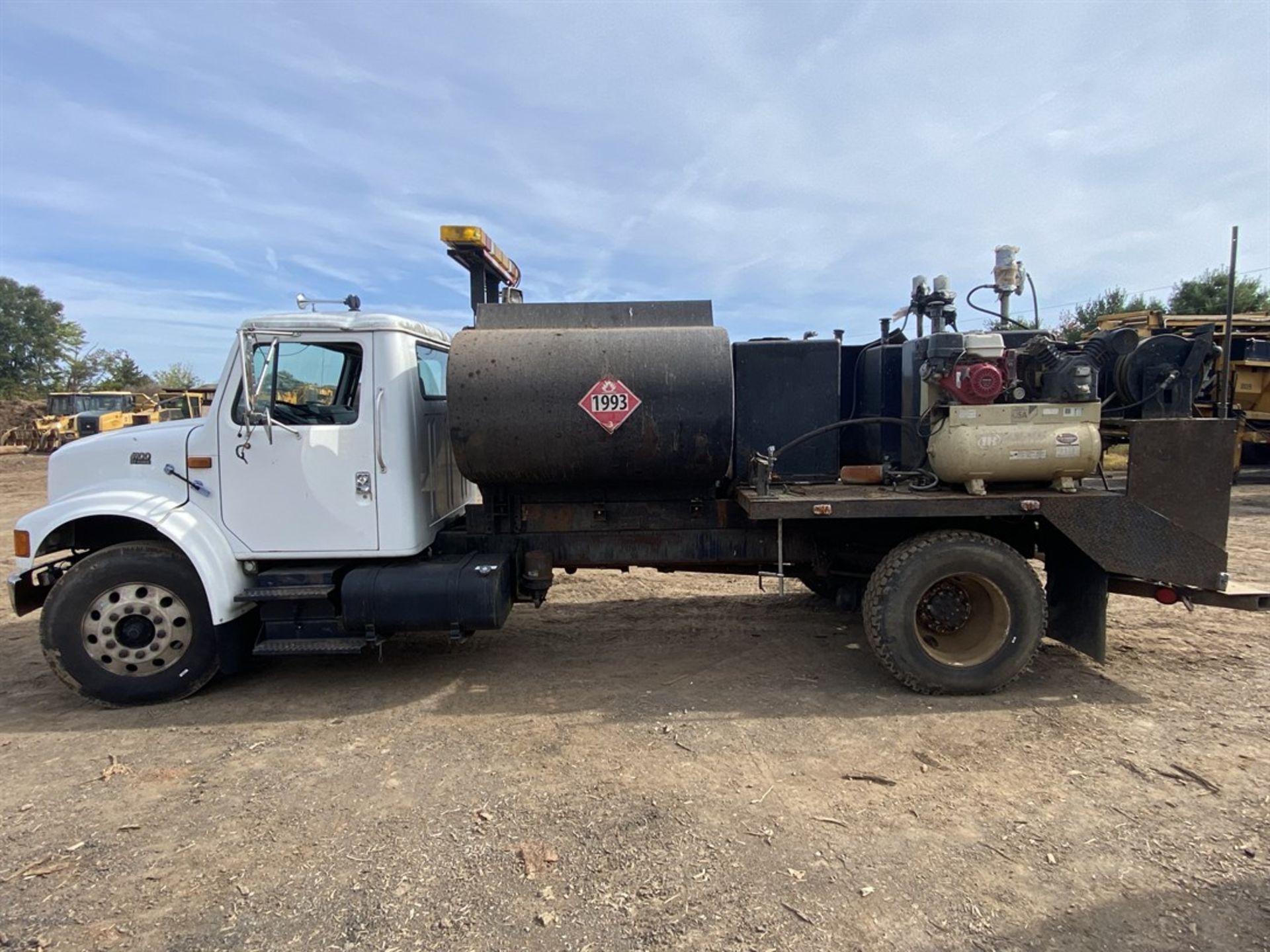 INTERNATIONAL 4900 Fuel/Lube Truck, VIN 1HTSDAAN6WH603853 - Image 2 of 12