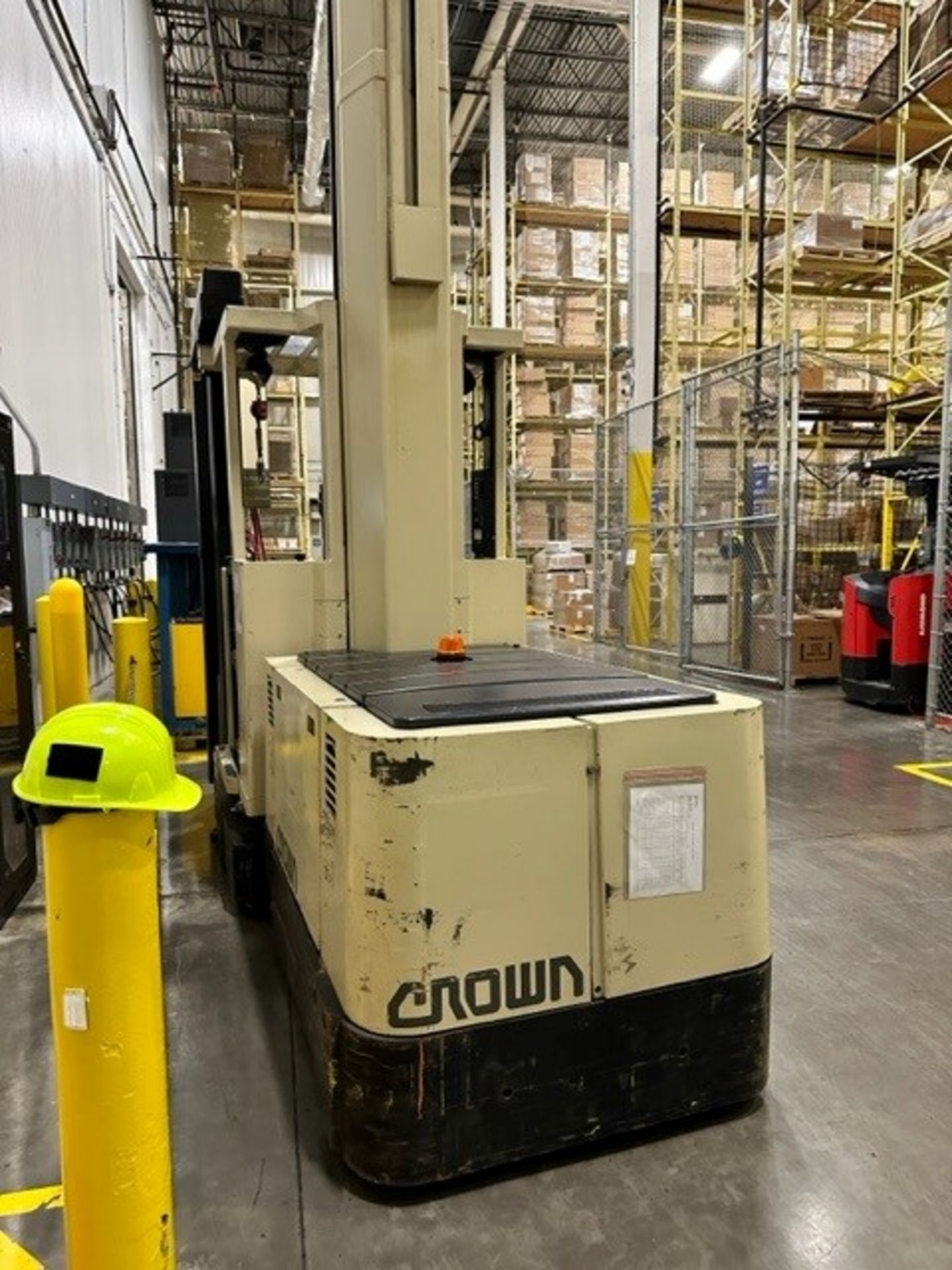 1993 CROWN 30TSP-S Narrow Aisle Turret Stock Picker Forklift, 3000 lbs Capacity, (4) Batteries - Image 4 of 11