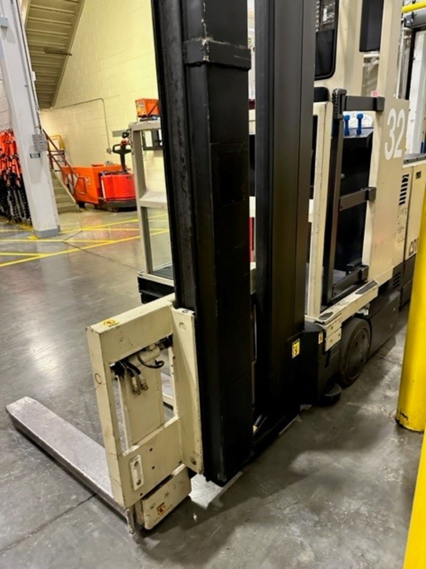 1993 CROWN 30TSP-S Narrow Aisle Turret Stock Picker Forklift, 3000 lbs Capacity, (4) Batteries - Image 3 of 11