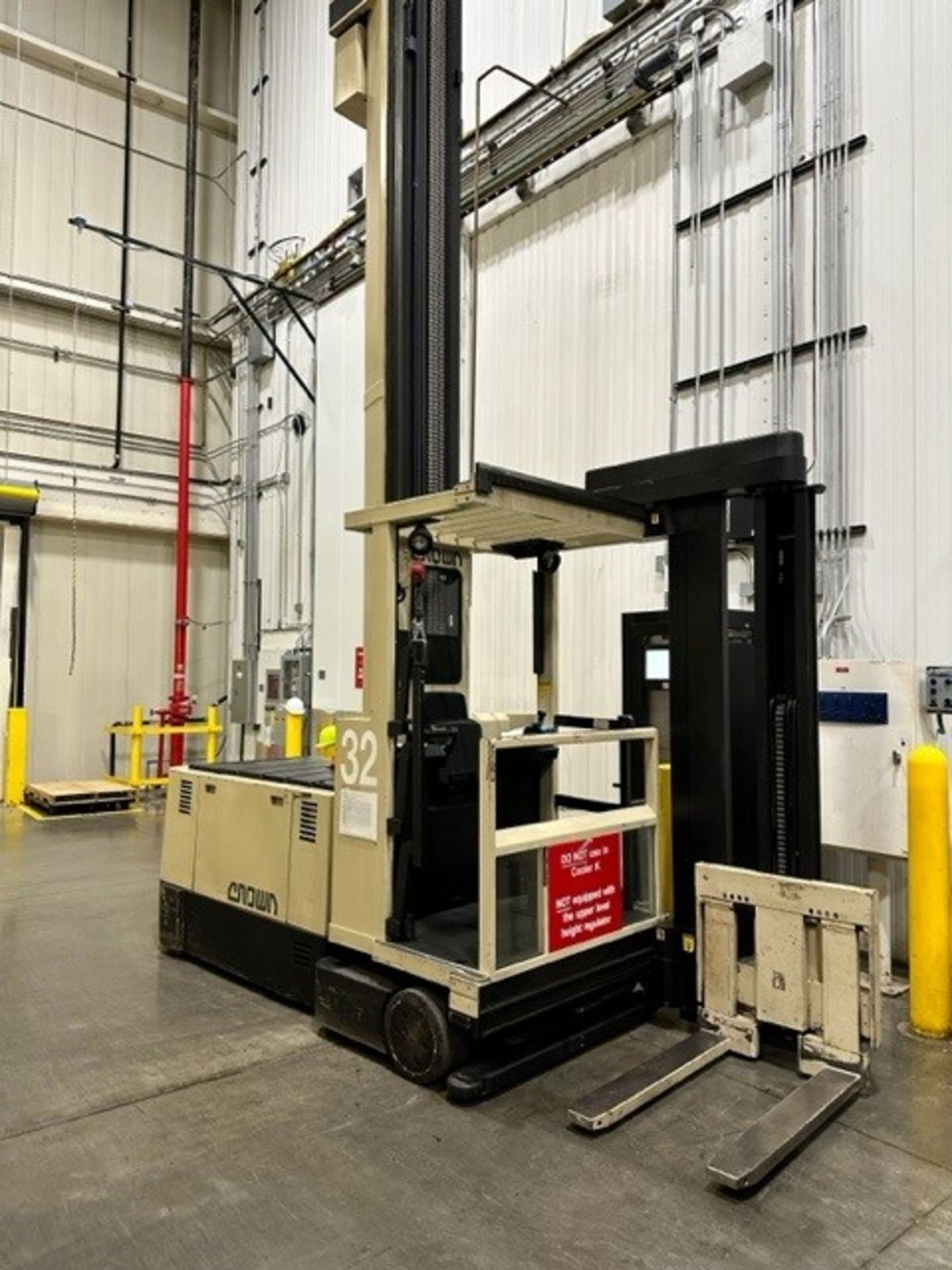 1993 CROWN 30TSP-S Narrow Aisle Turret Stock Picker Forklift, 3000 lbs Capacity, (4) Batteries