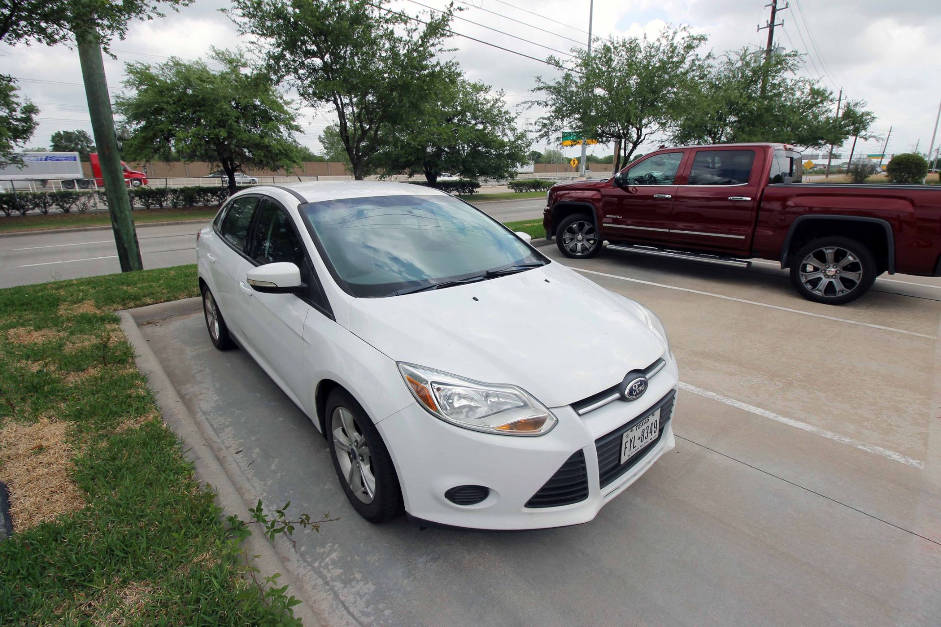 SEDAN, 2014 FORD FOCUS MDL. SE, 4-door, white, AC, auto. trans., leather seats, Plate FYL8349, - Image 4 of 21