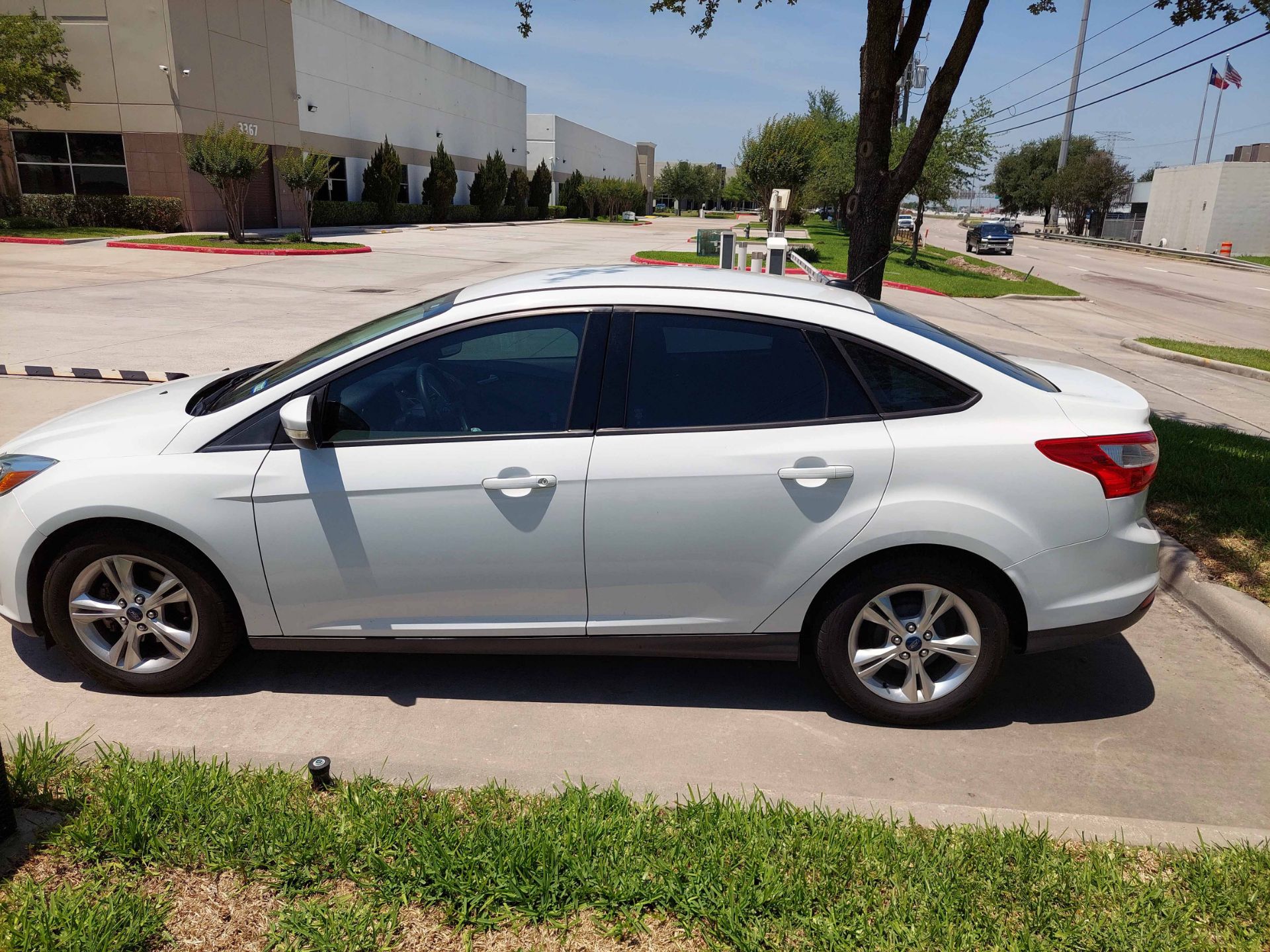 SEDAN, 2013 FORD FOCUS MDL. SE, 4-door, white, AC, auto. trans., leather seats, Plate FCS5673,