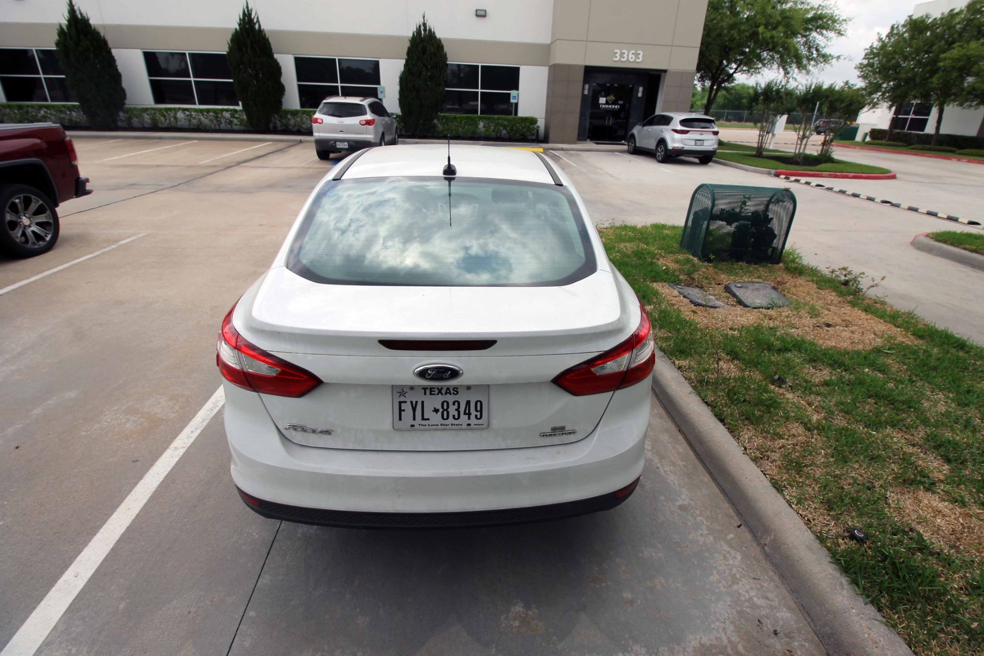 SEDAN, 2014 FORD FOCUS MDL. SE, 4-door, white, AC, auto. trans., leather seats, Plate FYL8349, - Image 7 of 21