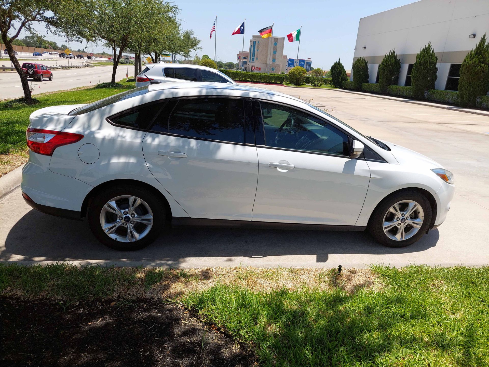 SEDAN, 2013 FORD FOCUS MDL. SE, 4-door, white, AC, auto. trans., leather seats, Plate FCS5673, - Image 3 of 15