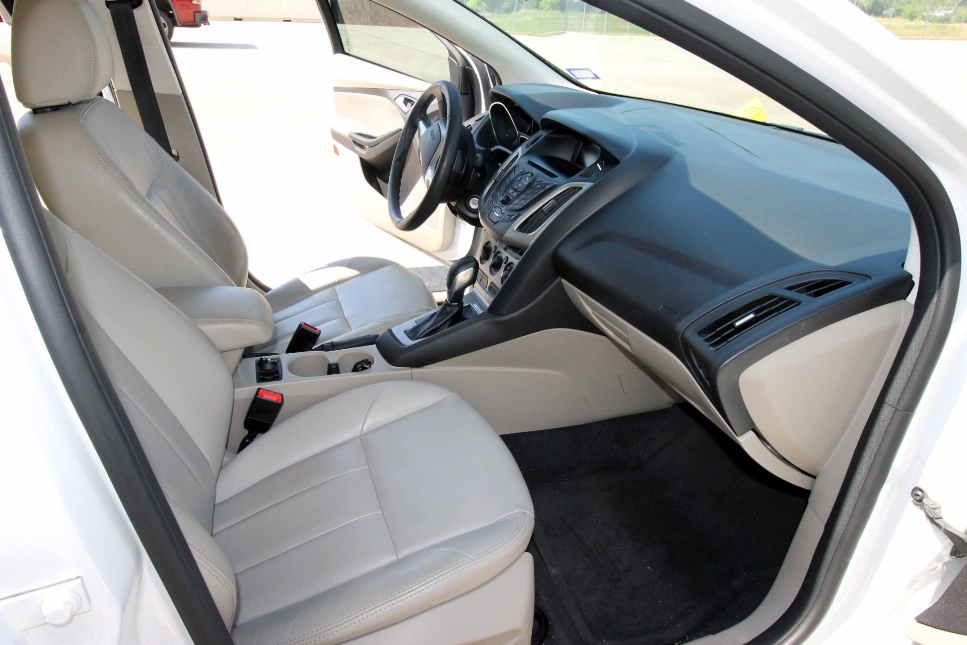 SEDAN, 2013 FORD FOCUS MDL. SE, 4-door, white, AC, auto. trans., leather seats, Plate FCS5673, - Image 7 of 15