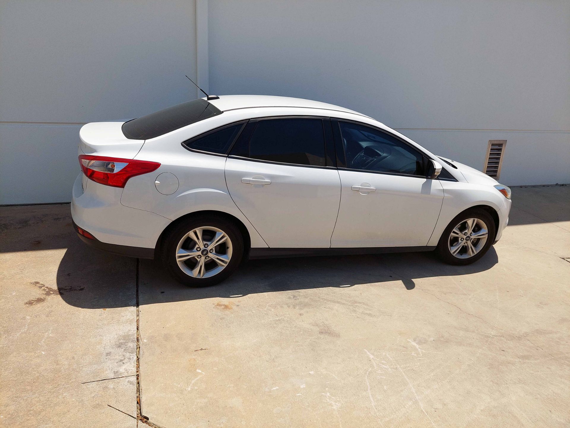 SEDAN, 2013 FORD FOCUS MDL. SE, 4-door, white, AC, auto. trans., leather seats, Plate FWG9165,