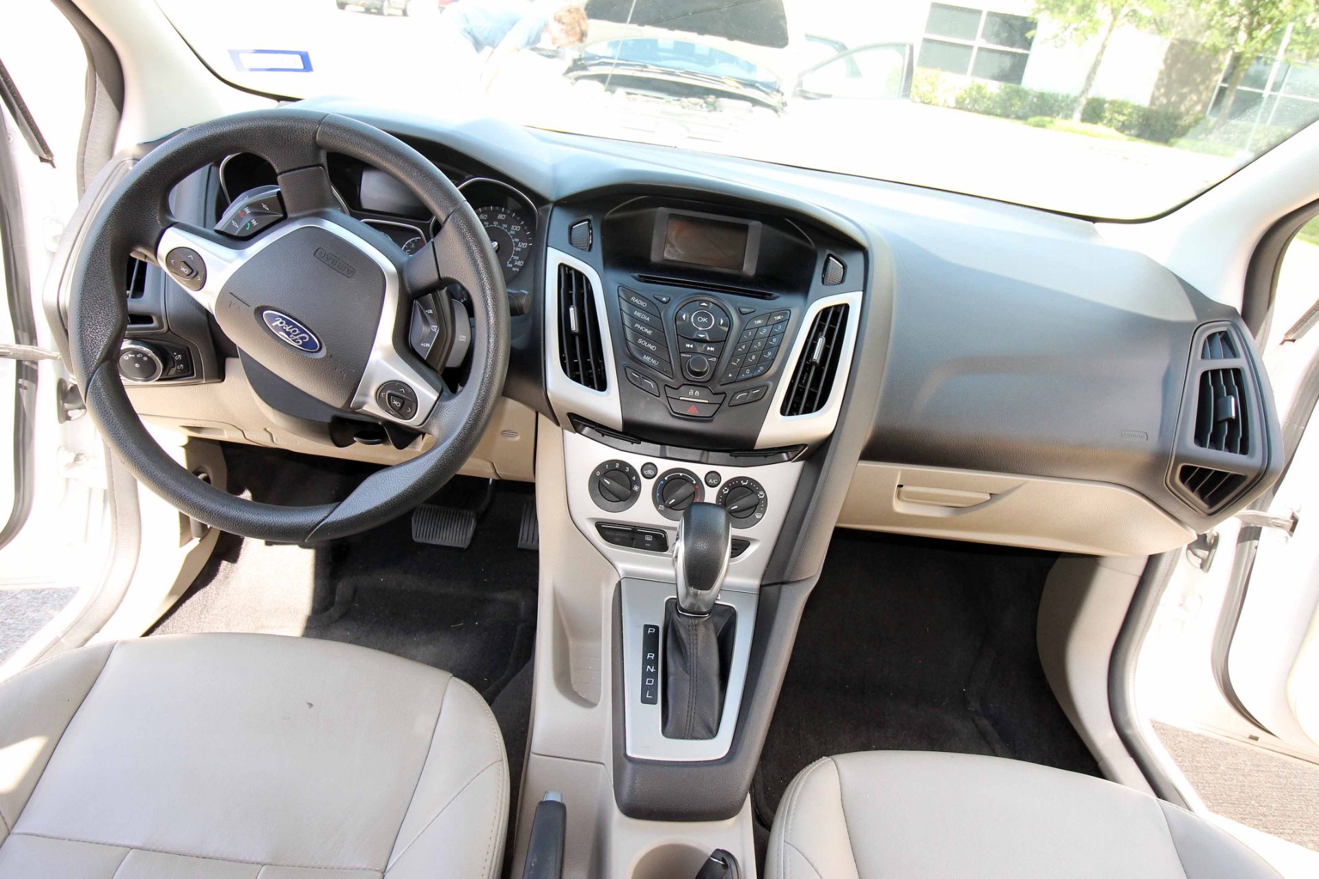 SEDAN, 2013 FORD FOCUS MDL. SE, 4-door, white, AC, auto. trans., leather seats, Plate FCS5673, - Image 6 of 15