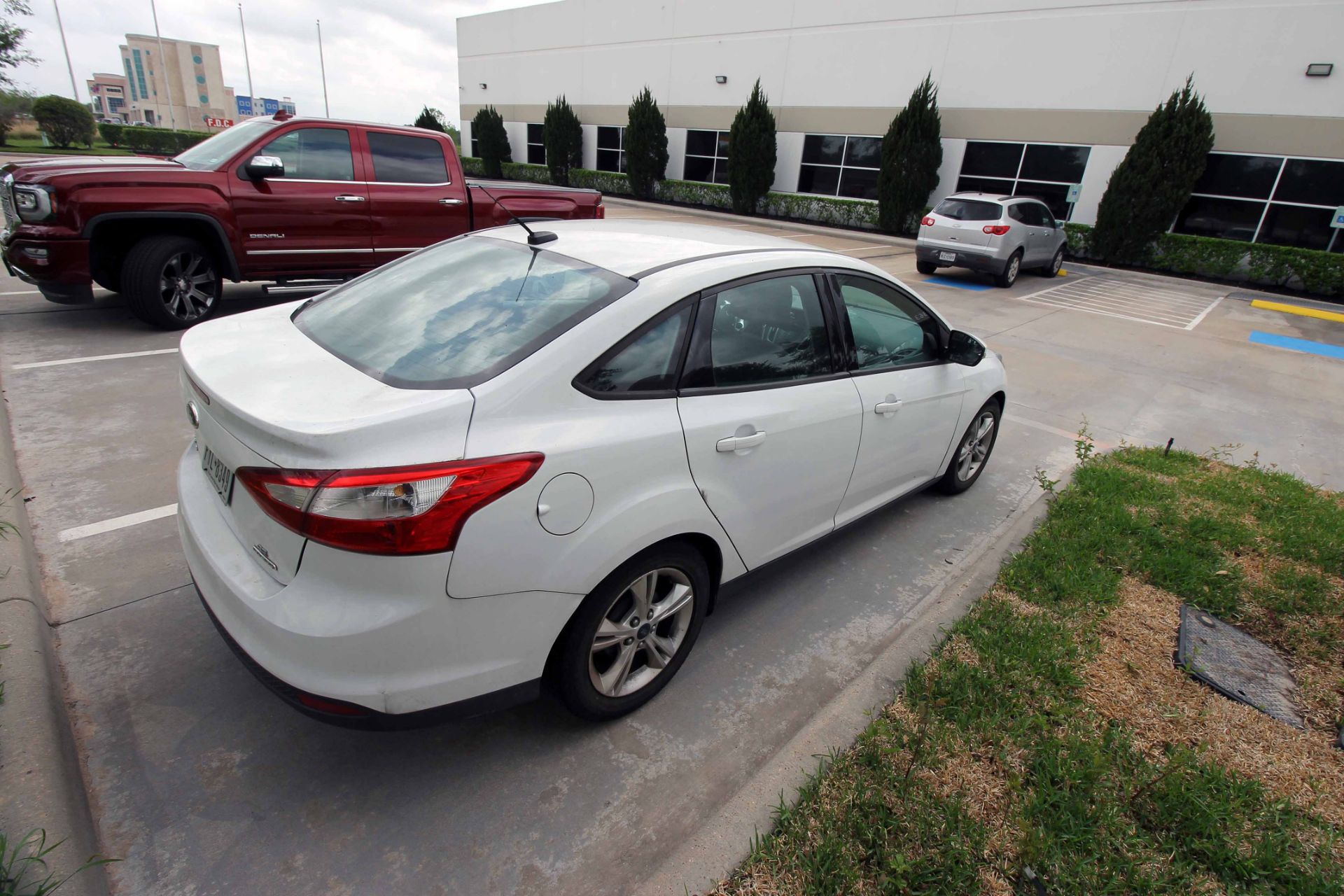 SEDAN, 2014 FORD FOCUS MDL. SE, 4-door, white, AC, auto. trans., leather seats, Plate FYL8349, - Image 6 of 21