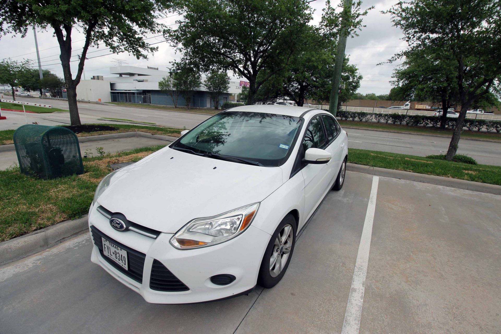 SEDAN, 2014 FORD FOCUS MDL. SE, 4-door, white, AC, auto. trans., leather seats, Plate FYL8349, - Image 2 of 21