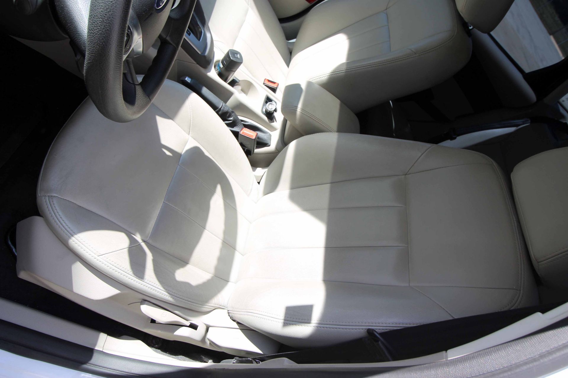 SEDAN, 2013 FORD FOCUS MDL. SE, 4-door, white, AC, auto. trans., leather seats, Plate FWG9165, - Image 5 of 16