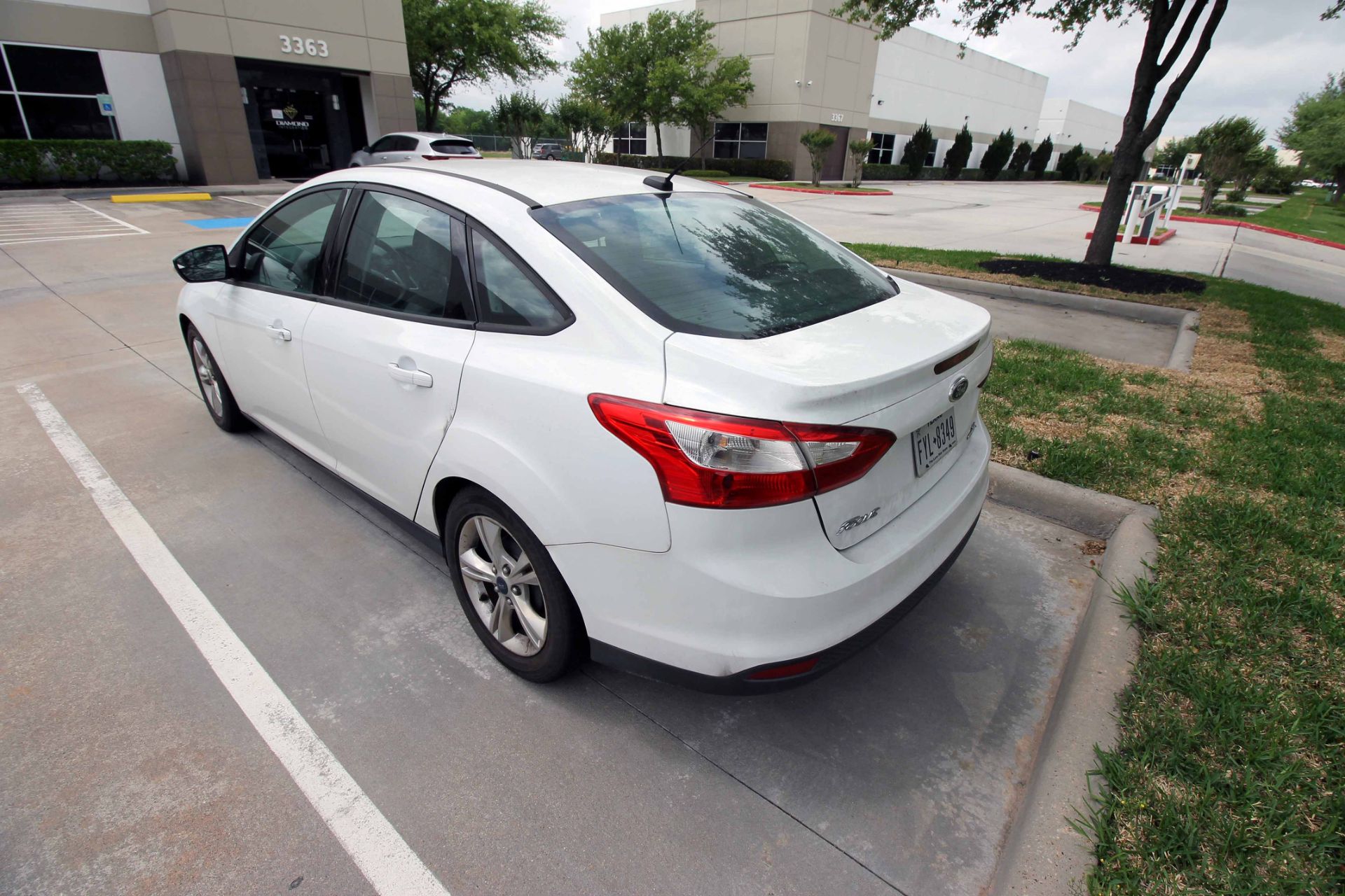 SEDAN, 2014 FORD FOCUS MDL. SE, 4-door, white, AC, auto. trans., leather seats, Plate FYL8349, - Image 8 of 21