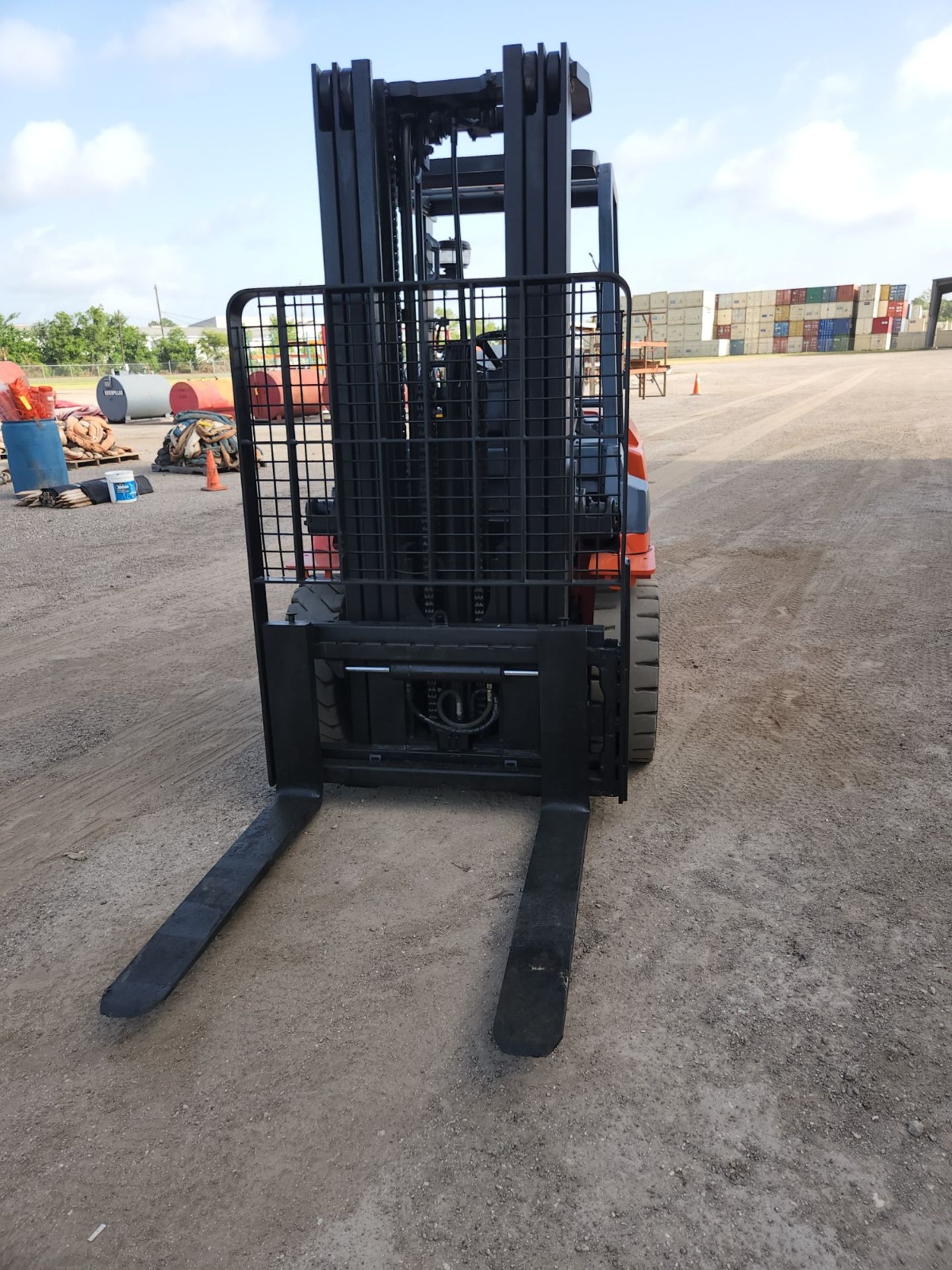 FORKLIFT, TOYOTA 8,000-LB. BASE CAP. MDL. 7FGU35, new 2011, LPG, 89" 3-stage mast, 187" lift ht., - Image 5 of 5