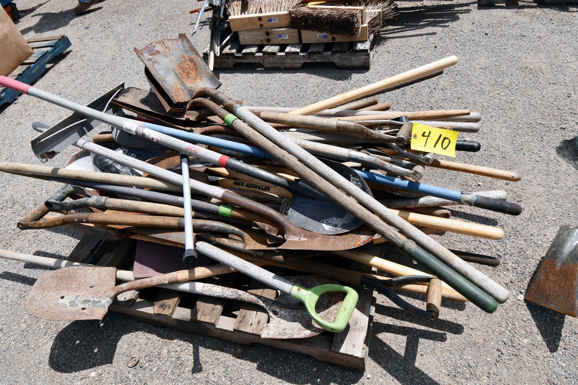 LOT OF SHOVELS (on one pallet) (Location: MDS Boring & Drilling, 11900 Hirsch Road, Houston, TX