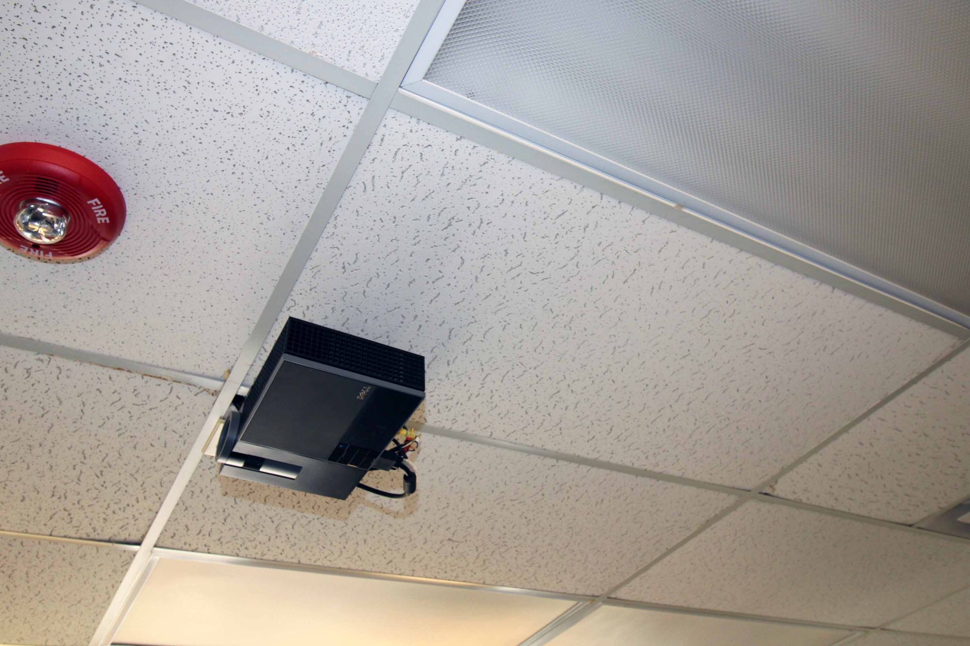 PROJECTOR, DELL, w/ pull down screen (Located at: Emco Wheaton USA, Inc., 9111 Jackrabbit road,