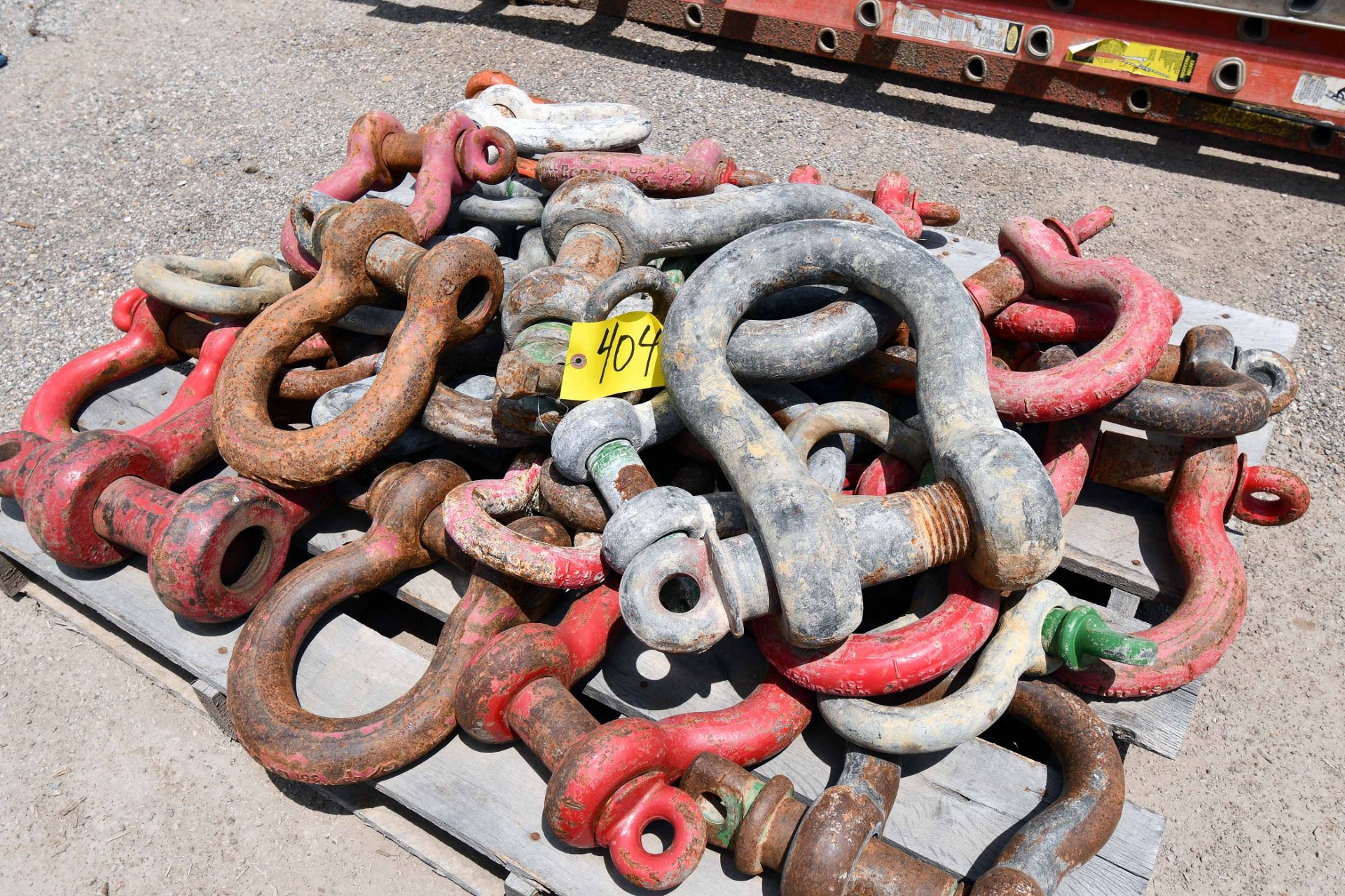 LOT OF RIGGING SHACKLES (Location: MDS Boring & Drilling, 11900 Hirsch Road, Houston, TX 77050)