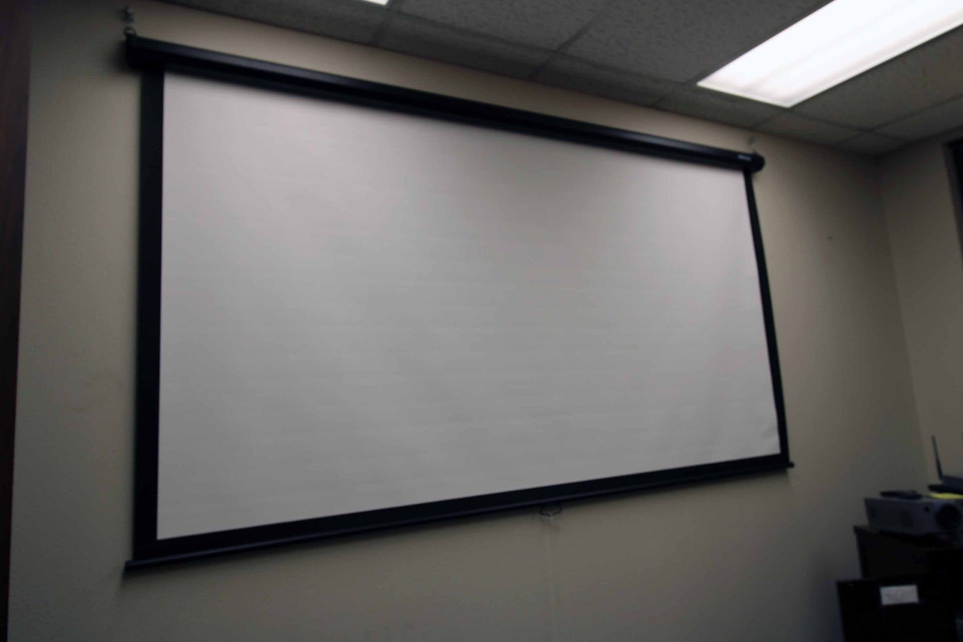 PROJECTOR, DELL, w/ pull down screen (Located at: Emco Wheaton USA, Inc., 9111 Jackrabbit road, - Image 3 of 4