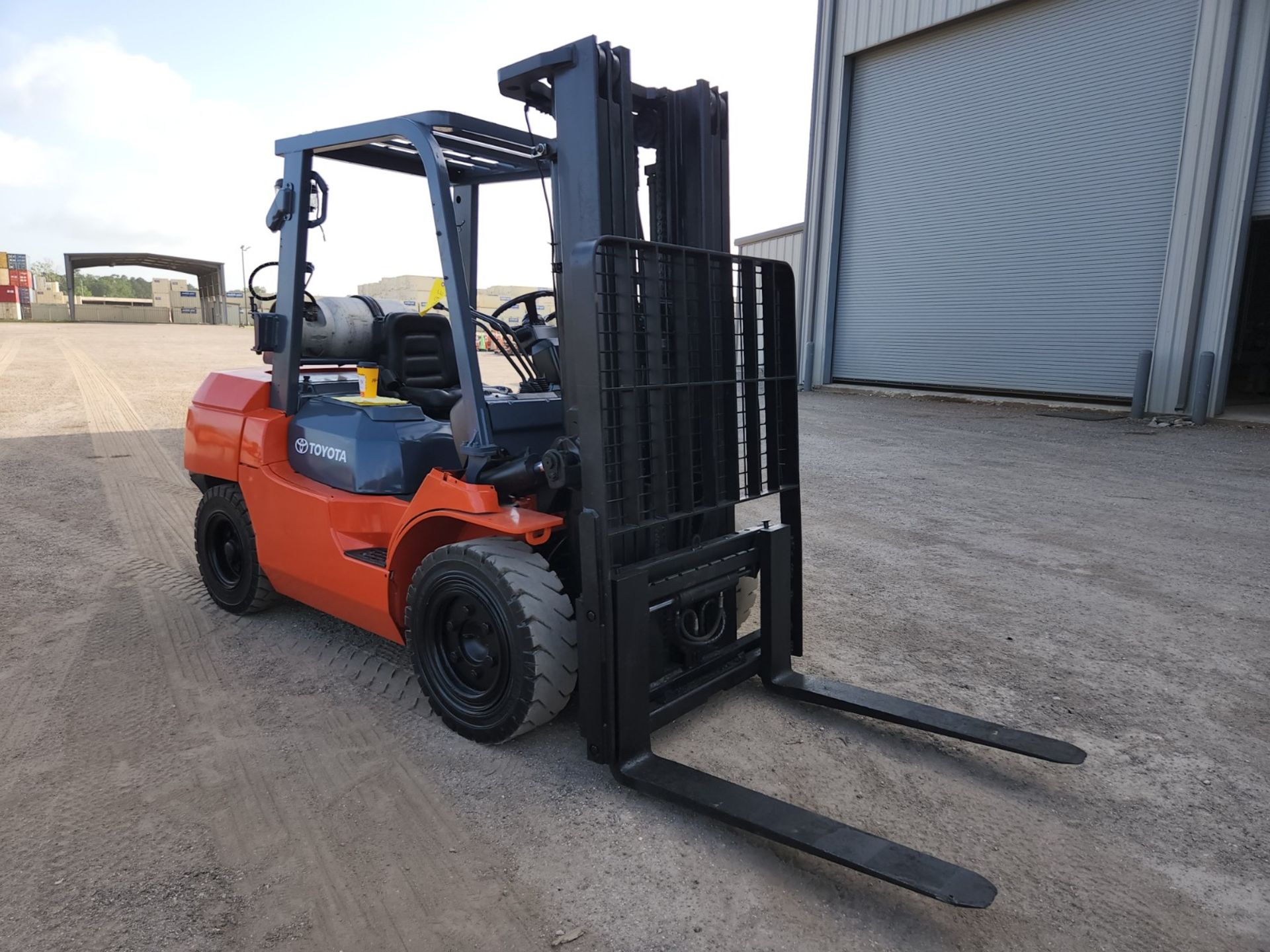 FORKLIFT, TOYOTA 8,000-LB. BASE CAP. MDL. 7FGU35, new 2011, LPG, 89" 3-stage mast, 187" lift ht., - Image 2 of 5