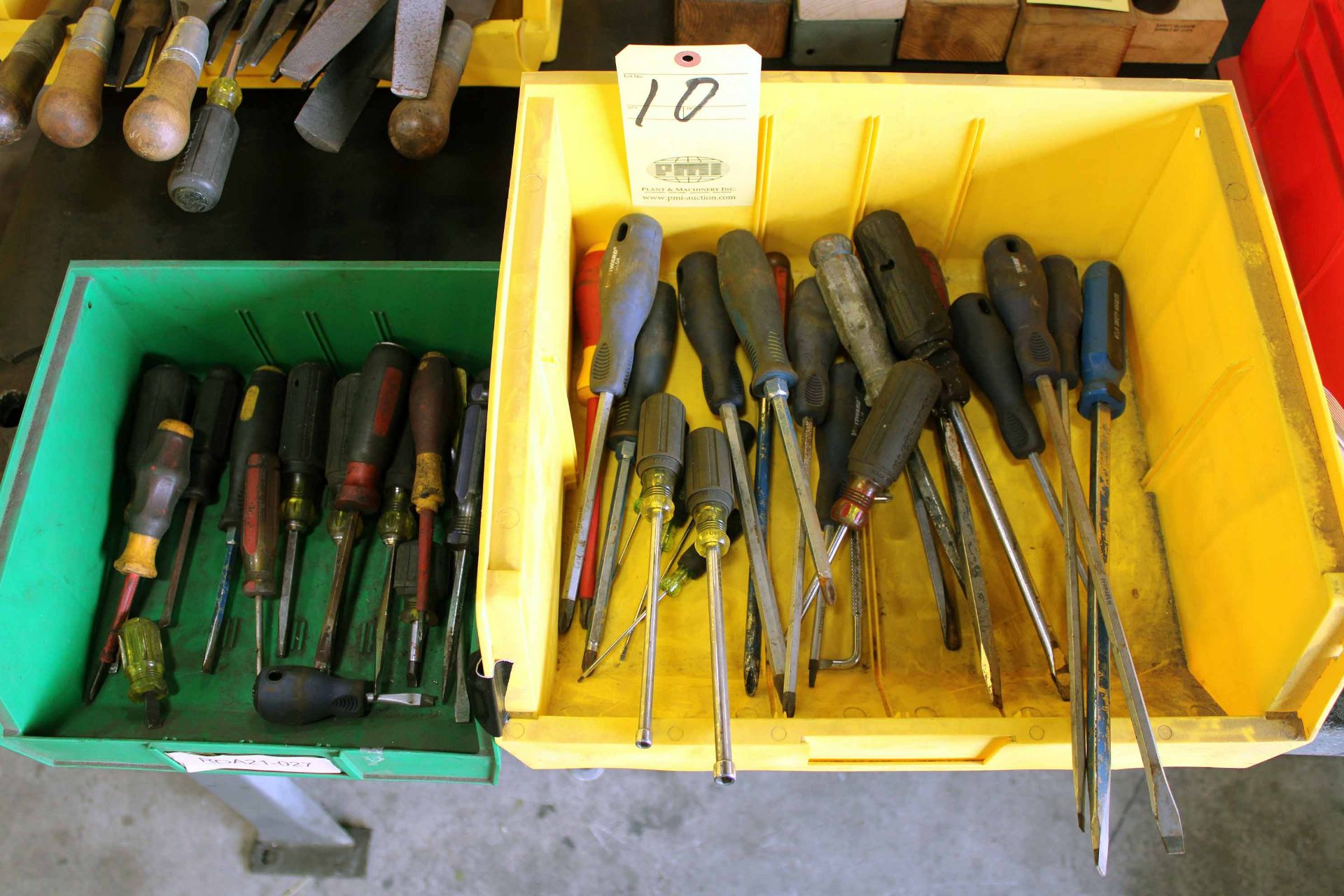 LOT OF SCREWDRIVERS, flat blade & phillips, misc. (Located at: Emco Wheaton USA, Inc., 9111