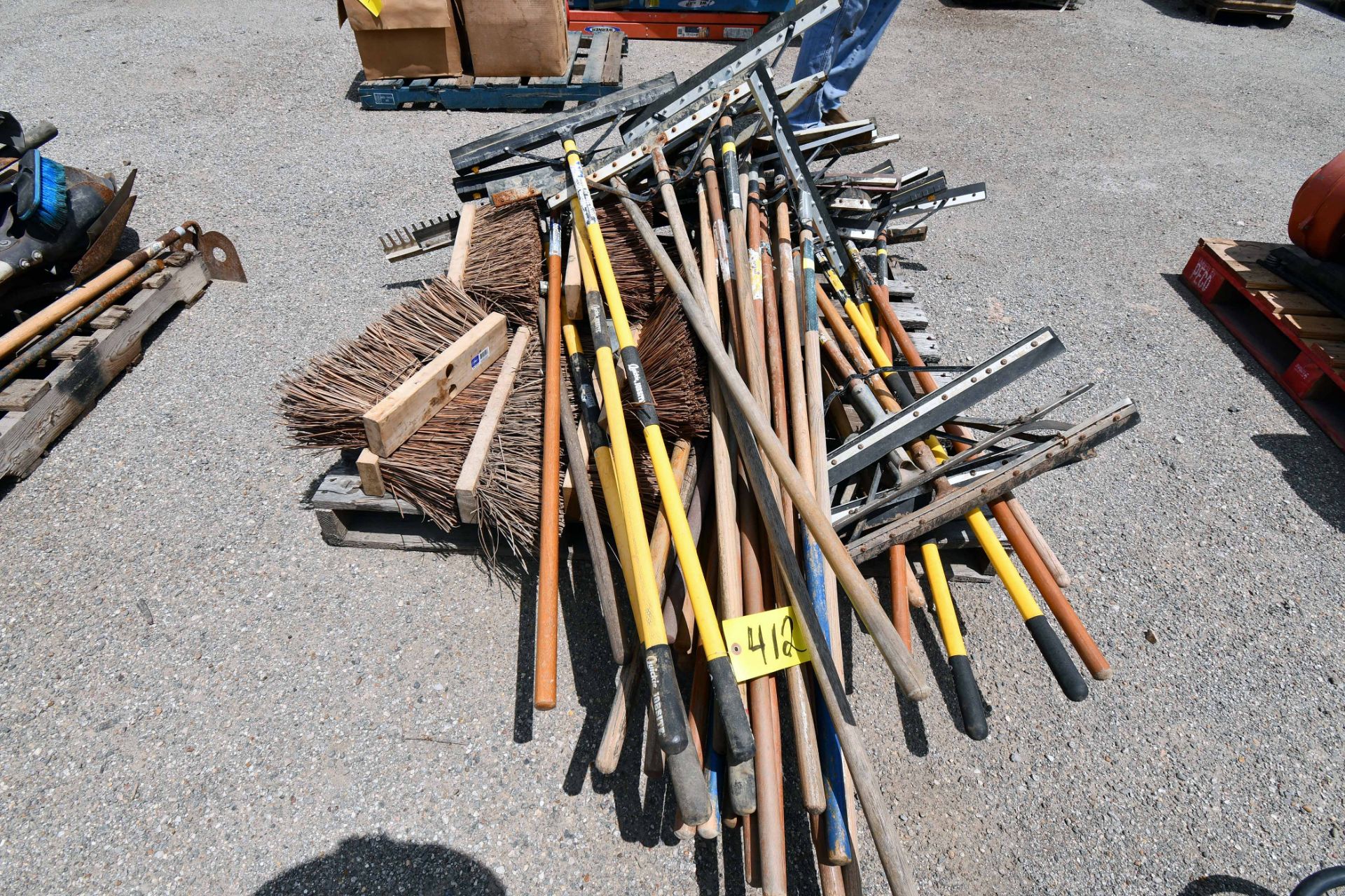 LOT CONSISTING OF: brooms & squeegees (on one pallet) (Location: MDS Boring & Drilling, 11900 Hirsch
