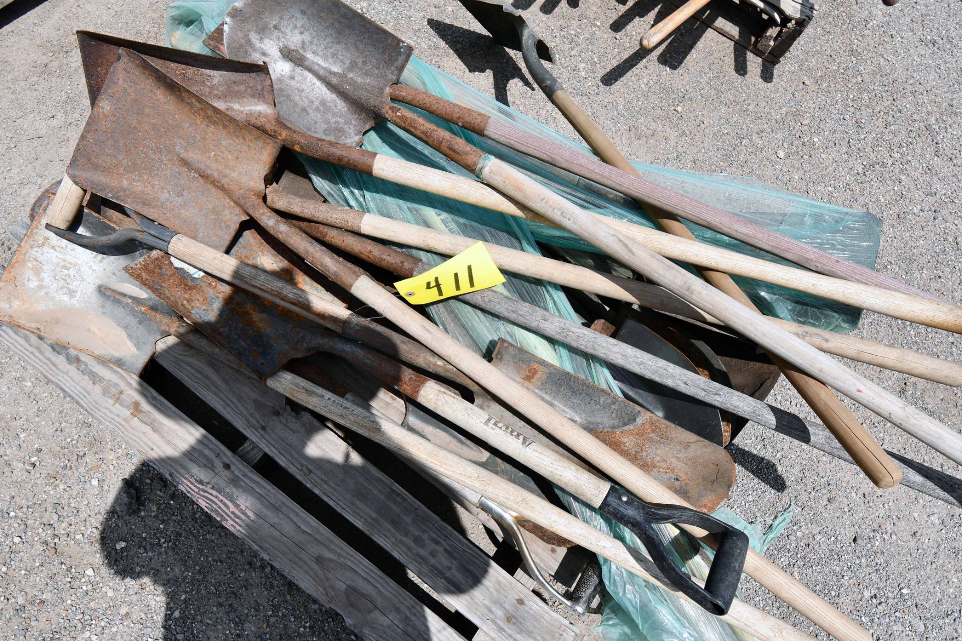 LOT OF SHOVELS (on one pallet) (Location: MDS Boring & Drilling, 11900 Hirsch Road, Houston, TX