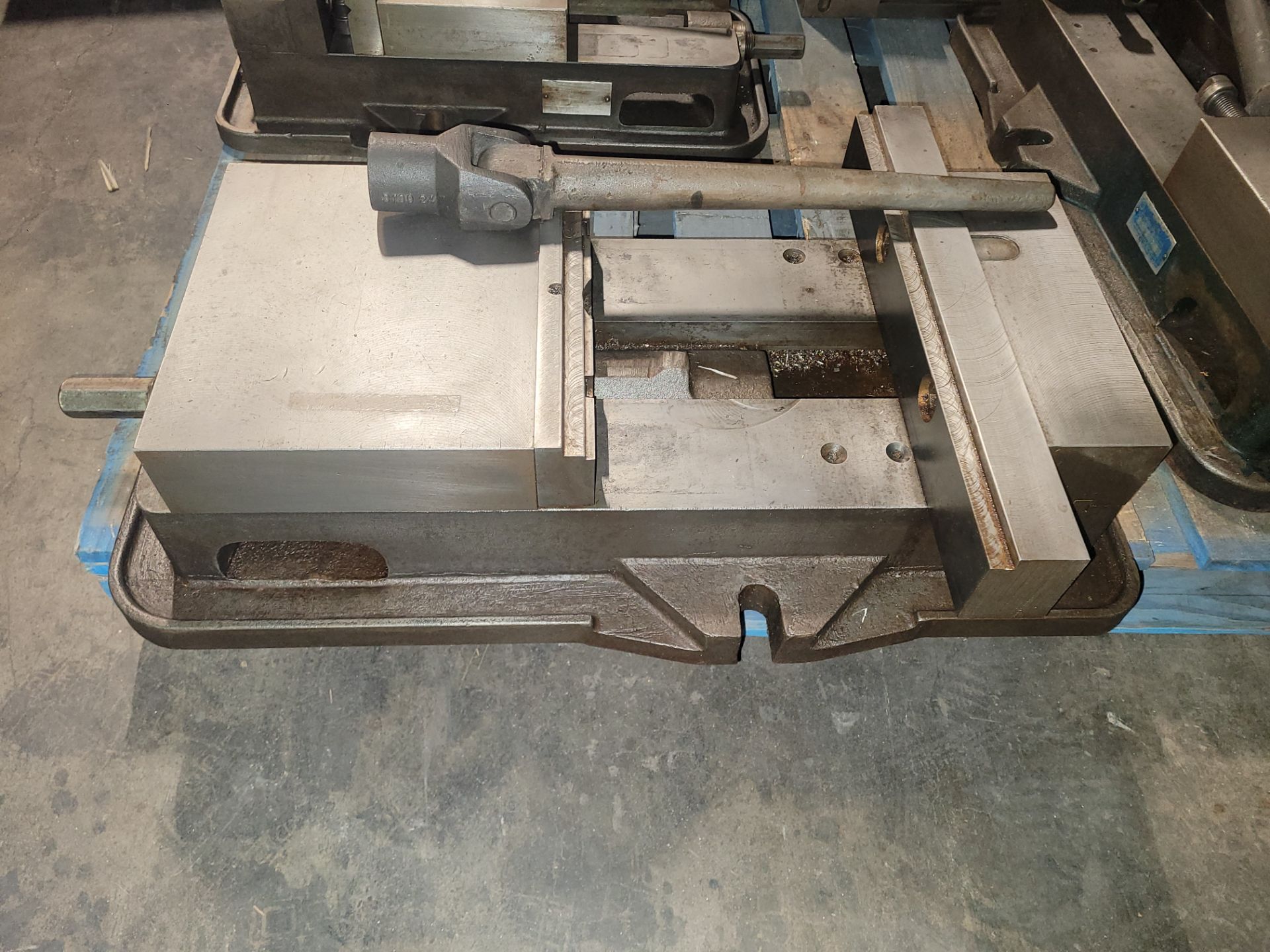 ANGLE LOCK PRECISION MACHINE VISE, KURT 10" MDL. D (Packing & Crating Charge $50.00) (Located at: - Image 2 of 7