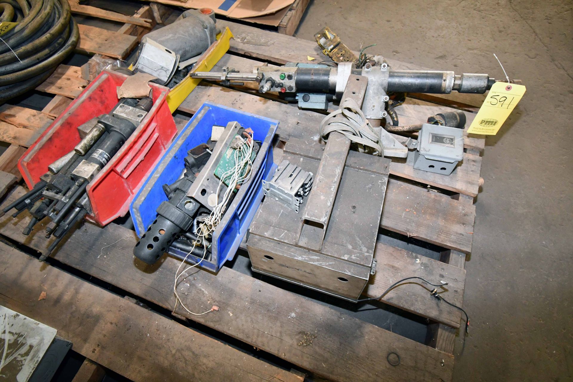 LOT OF MISC. ELECTRICAL COMPONENTS, HYDRAULIC COMP (on one pallet)