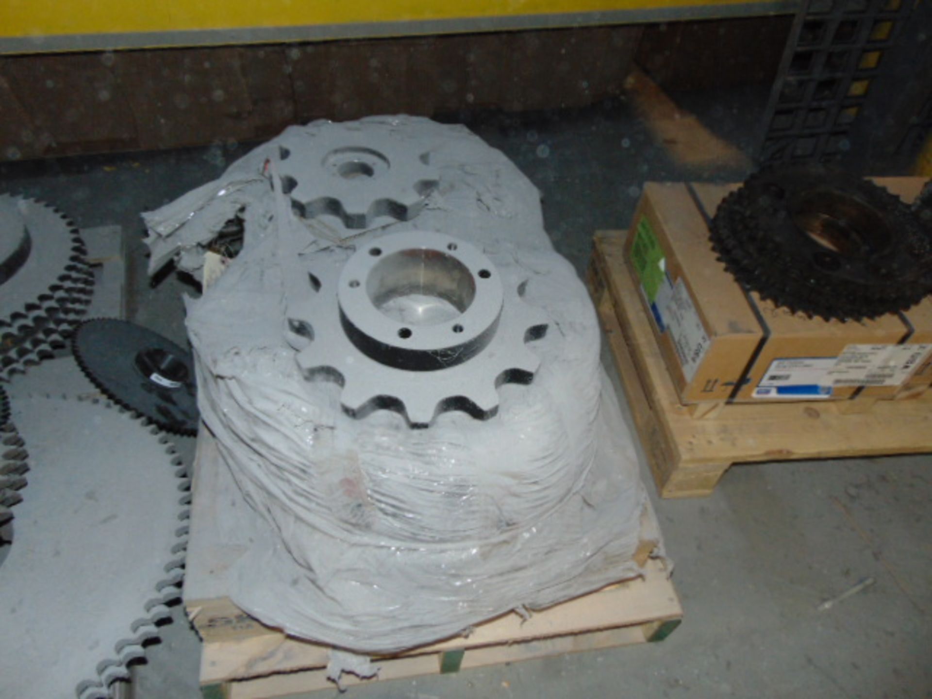LOT OF GEARS, assorted (on four pallets) - Image 3 of 5