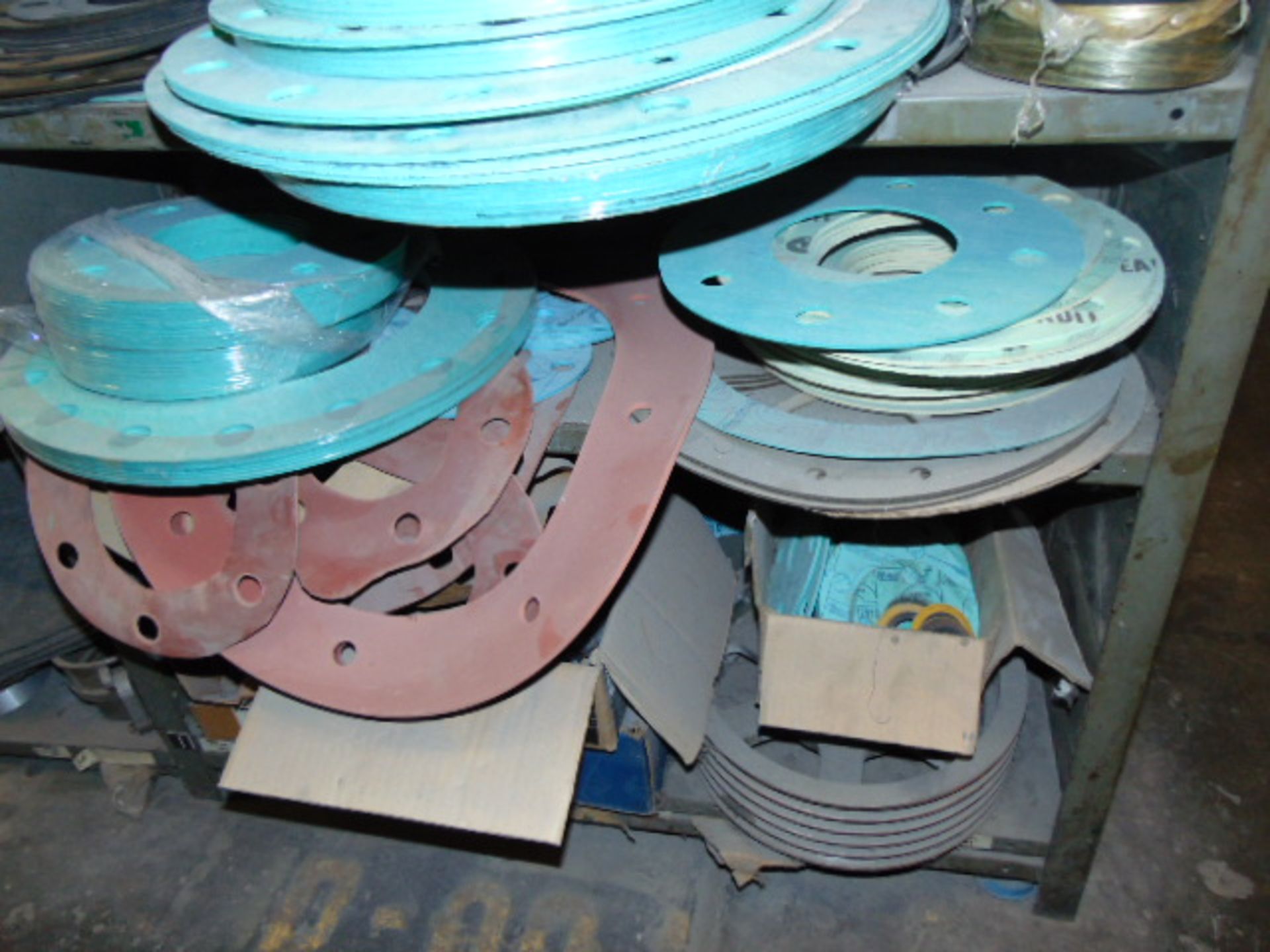 LOT CONSISTING OF: pipe seals, roller chain, gaskets, hose couplings, nuts & bolts, roller - Image 3 of 12