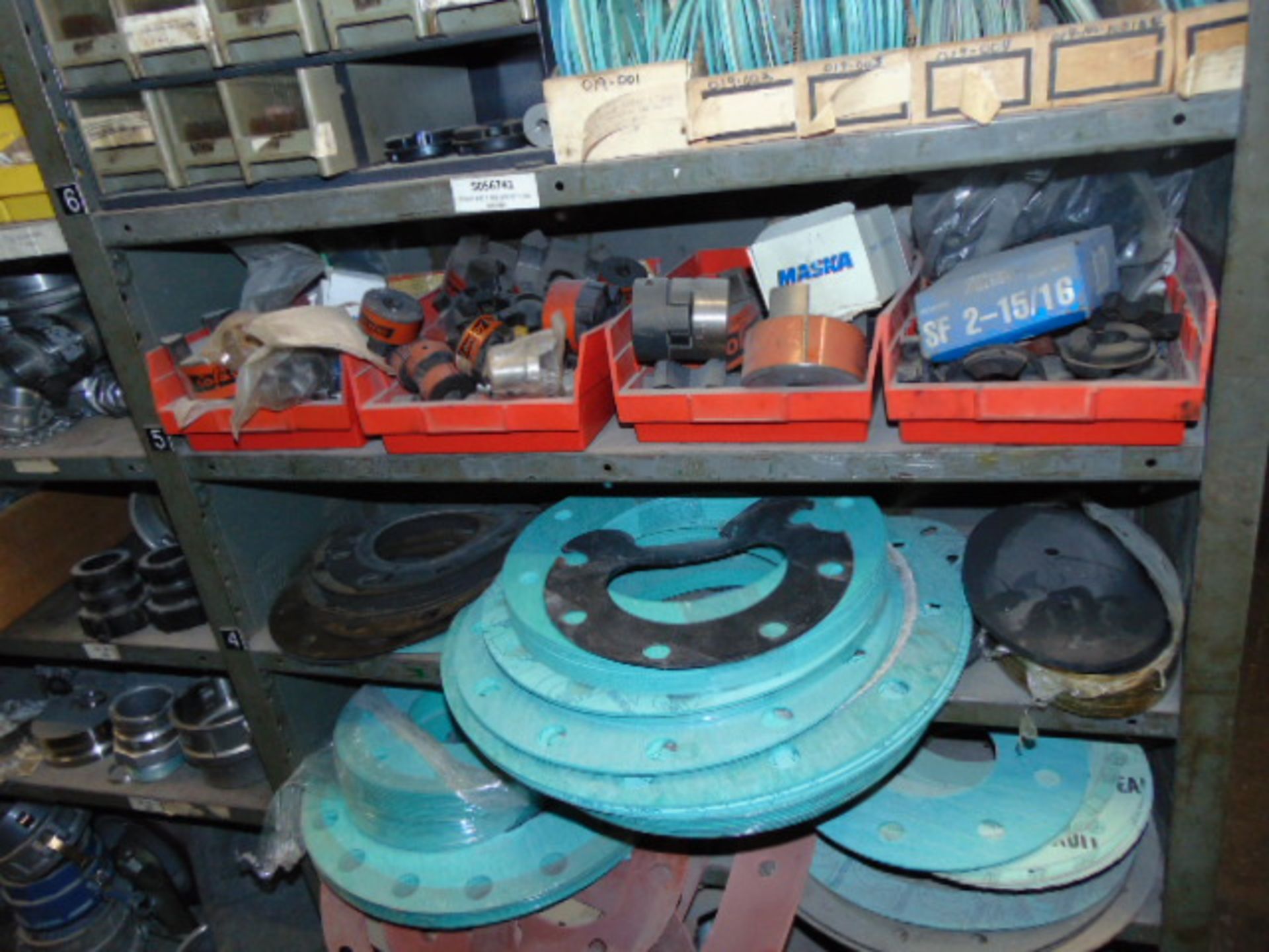 LOT CONSISTING OF: pipe seals, roller chain, gaskets, hose couplings, nuts & bolts, roller - Image 2 of 12