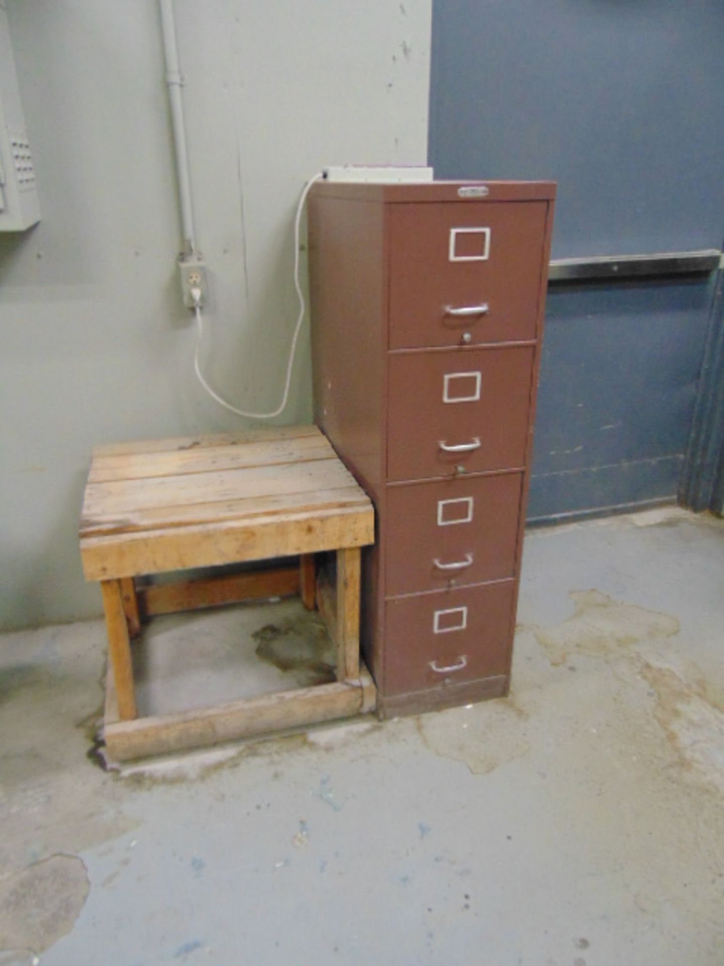 LOT CONTENTS OF OFFICE: 2.5' x 6' workbench, w/ vise, 2.5' x 4' table, (3) file cabinets, storage - Image 4 of 4