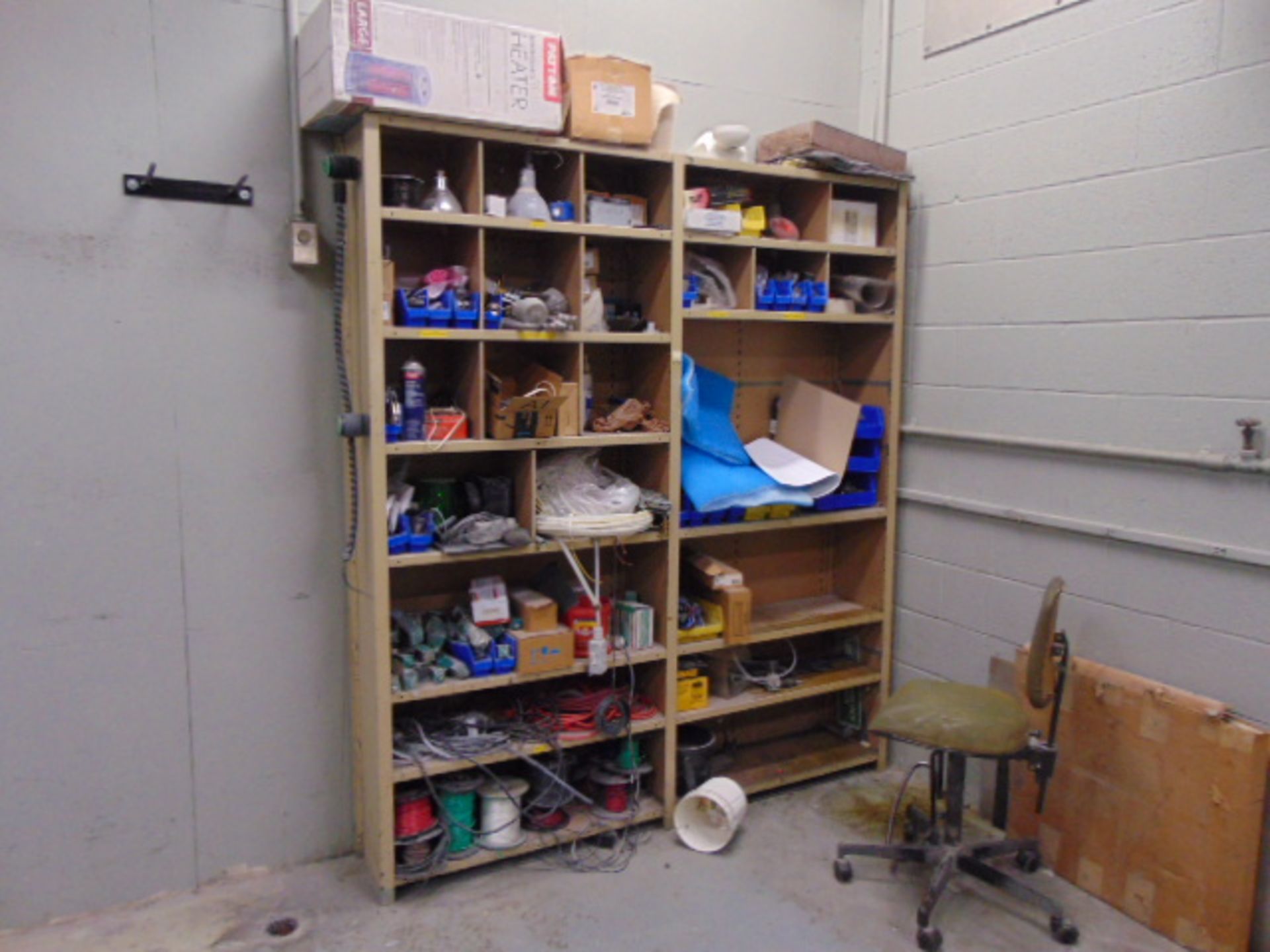 LOT CONTENTS OF OFFICE: 2.5' x 6' workbench, w/ vise, 2.5' x 4' table, (3) file cabinets, storage - Image 2 of 4