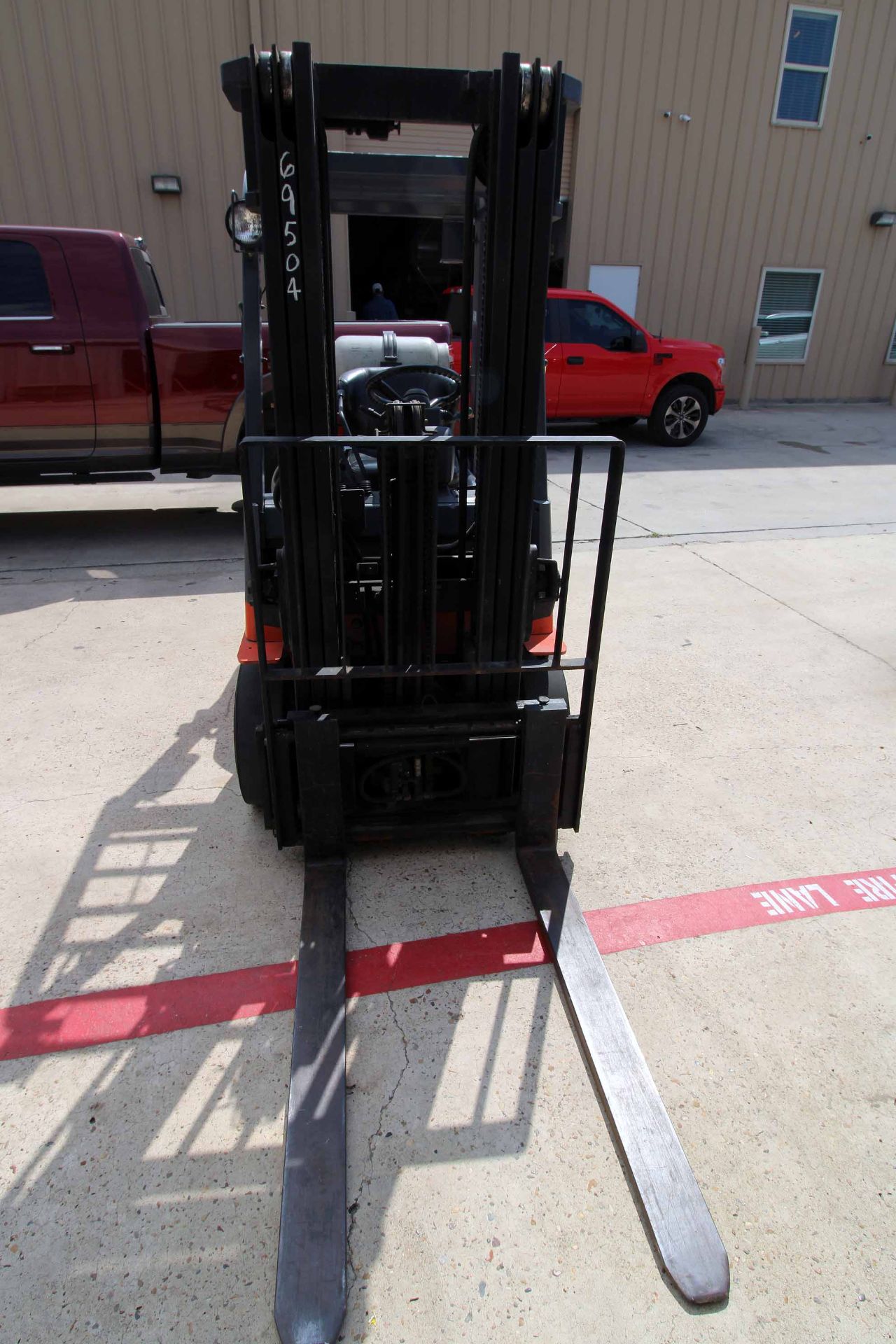 FORKLIFT, TOYOTA 5,000 LB. BASE CAP. MDL. 7FGCU25, new 2001, 4,500 lb. cap. @ 24" L.C., LP pwrd., - Image 3 of 8