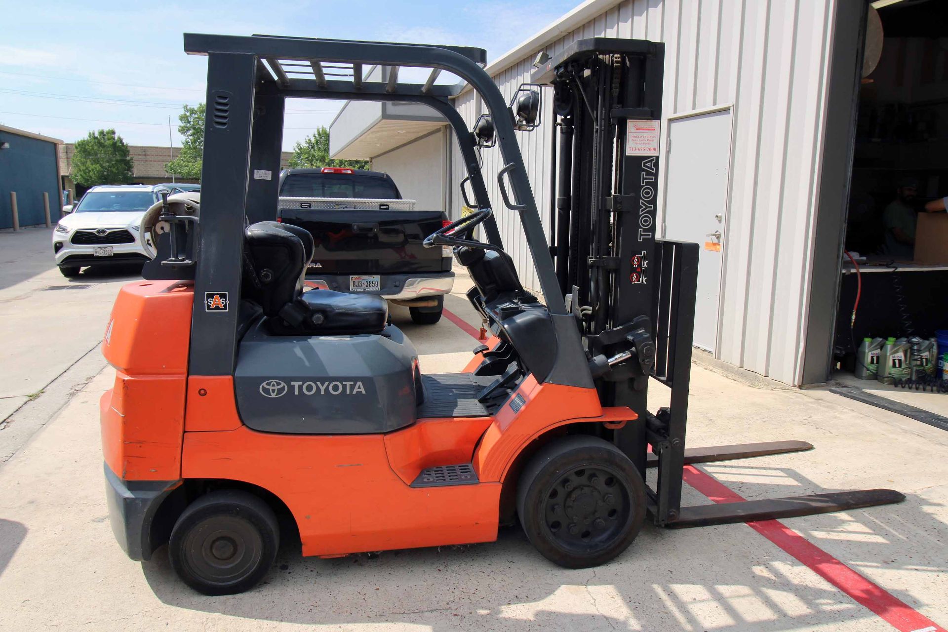 FORKLIFT, TOYOTA 5,000 LB. BASE CAP. MDL. 7FGCU25, new 2001, 4,500 lb. cap. @ 24" L.C., LP pwrd., - Image 2 of 8