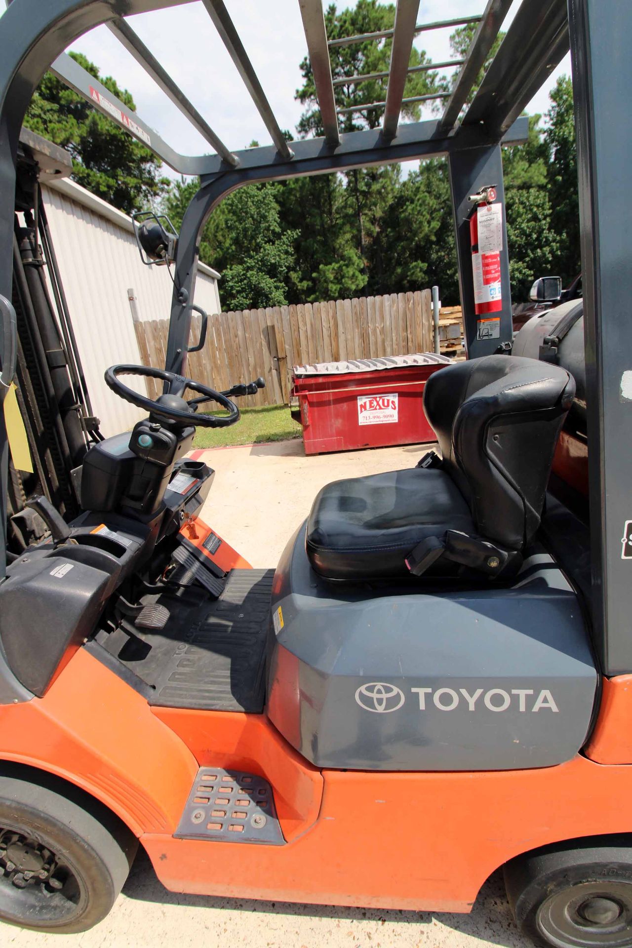 FORKLIFT, TOYOTA 5,000 LB. BASE CAP. MDL. 7FGCU25, new 2001, 4,500 lb. cap. @ 24" L.C., LP pwrd., - Image 5 of 8